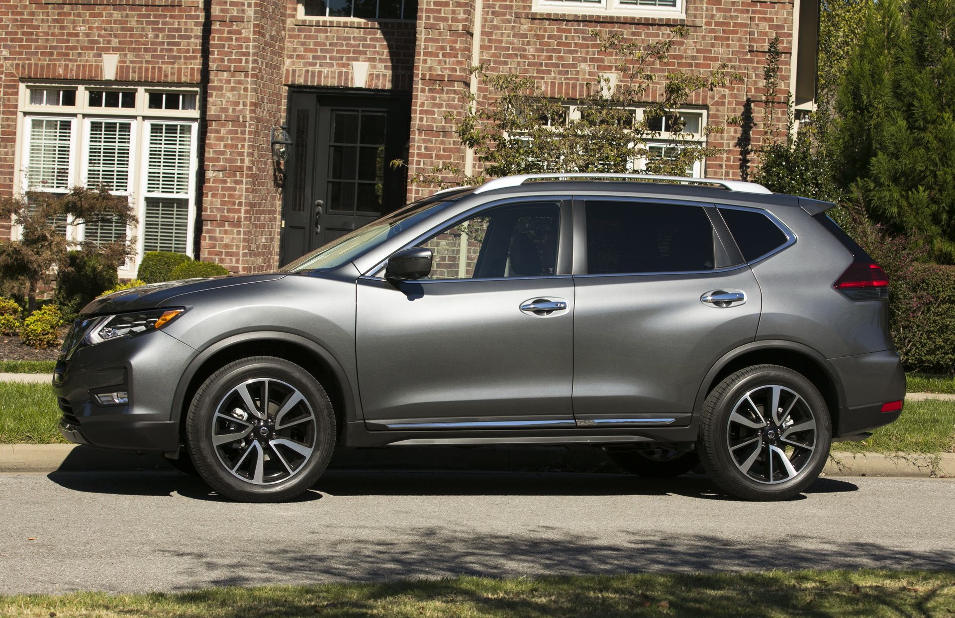 2018_Nissan_Rogue_04 2018 Nissan Rogue Hybrid Offers Up To 34 MPG, Priced From $27,995