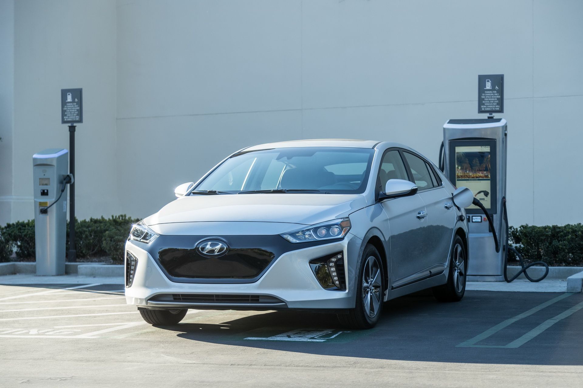 2019-Hyundai-Ioniq-04 Hyundai Updates 2019 Ioniq Range With New Safety Features And Enhanced Tech