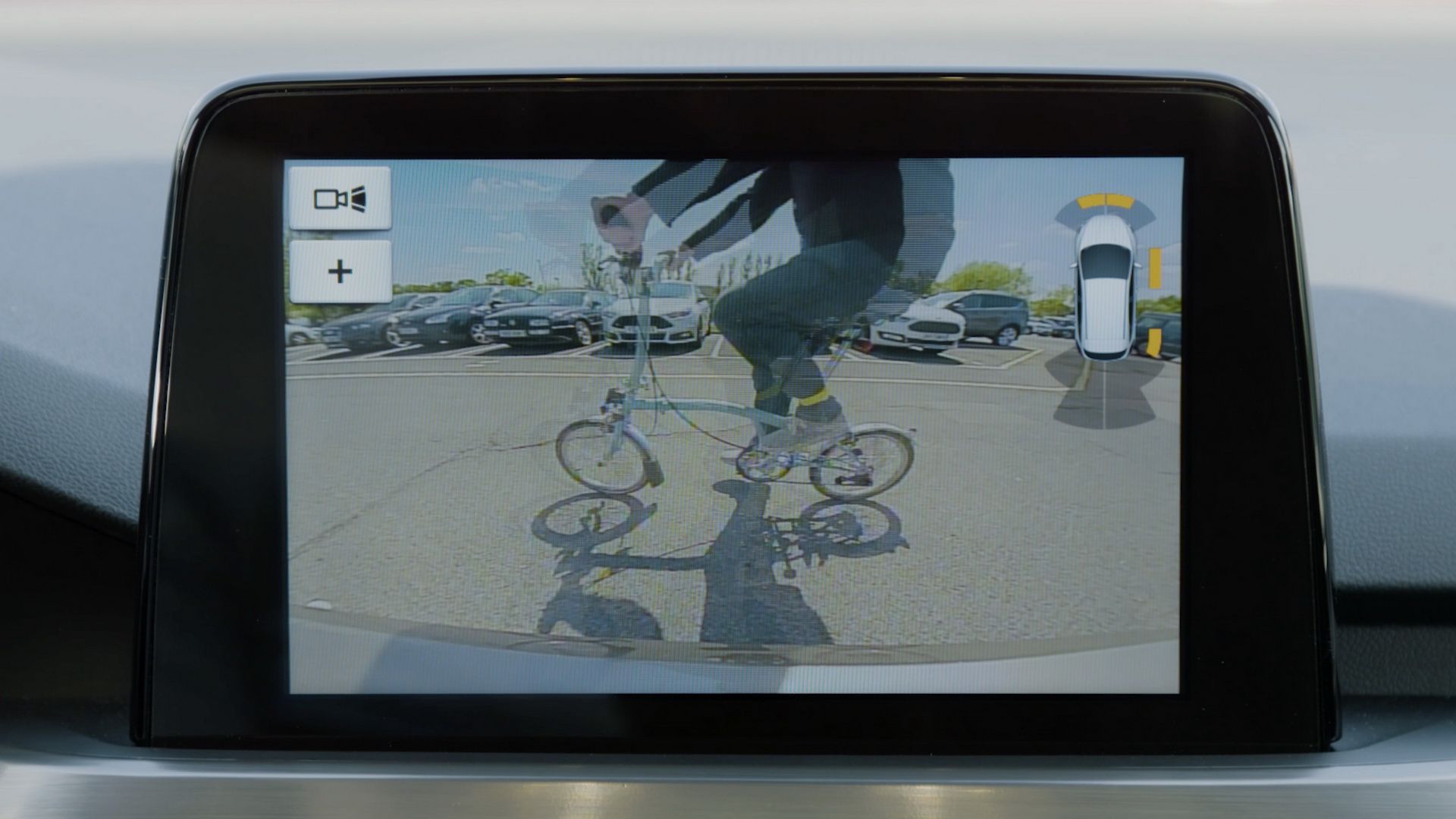 2019-ford-focus-180-degree-view-reversing-camera-1 New Ford Focus Has A 180-Degree Camera That Makes Reversing Easier