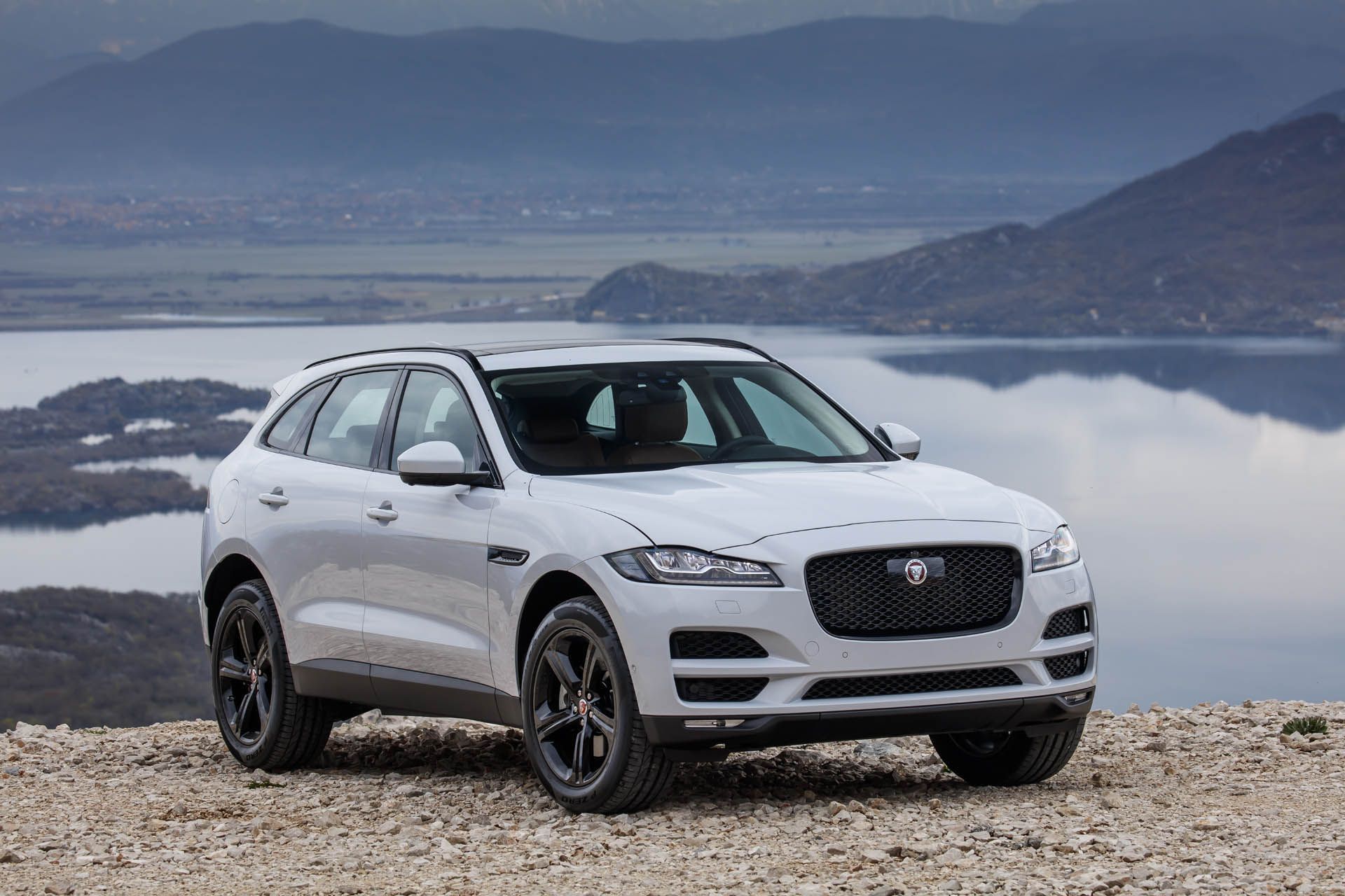 2019-jaguar-f-pace-04 2019 Jaguar F-Pace Gets 542 HP SVR Version, New Safety And Trim Features