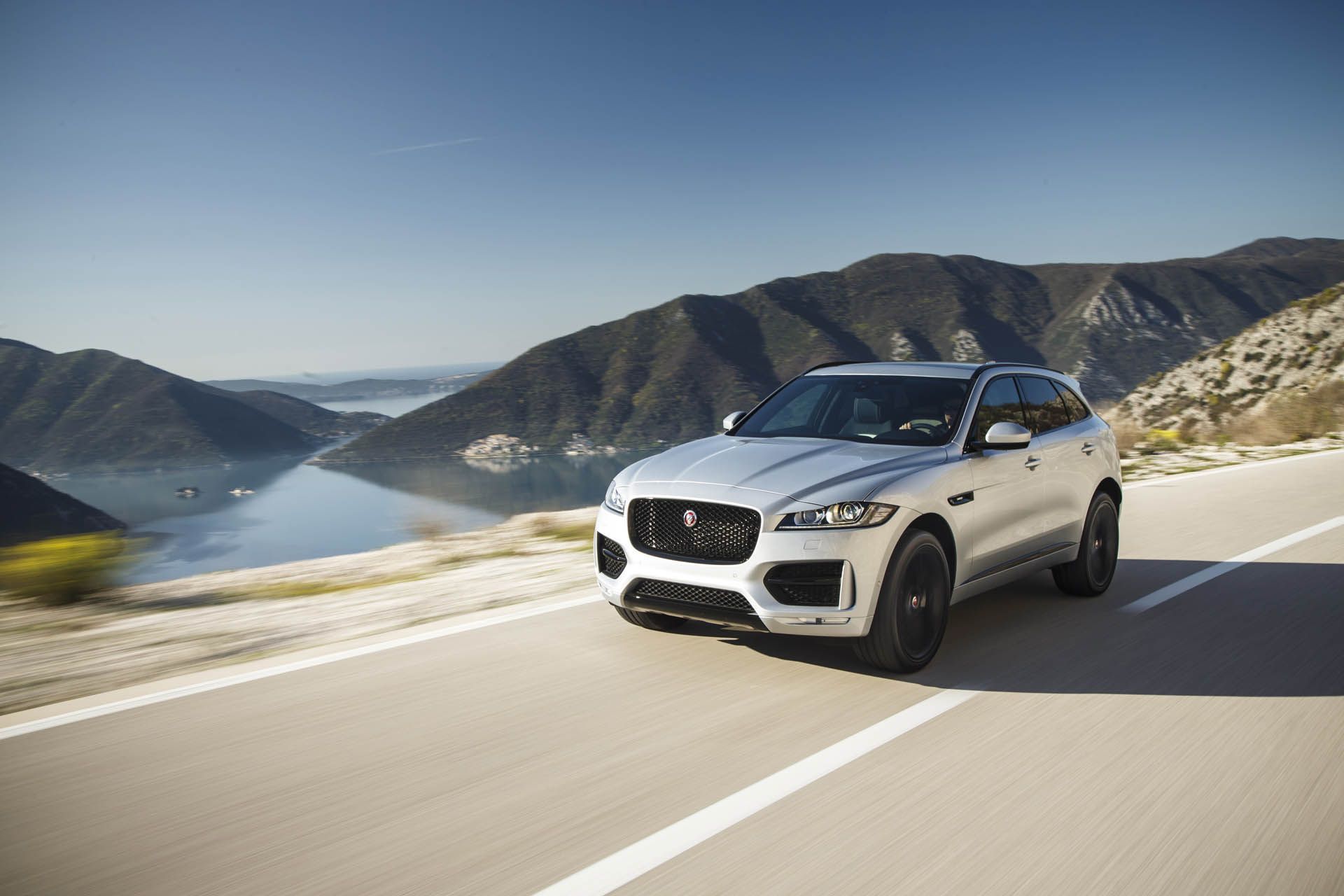 2019-jaguar-f-pace-10 2019 Jaguar F-Pace Gets 542 HP SVR Version, New Safety And Trim Features