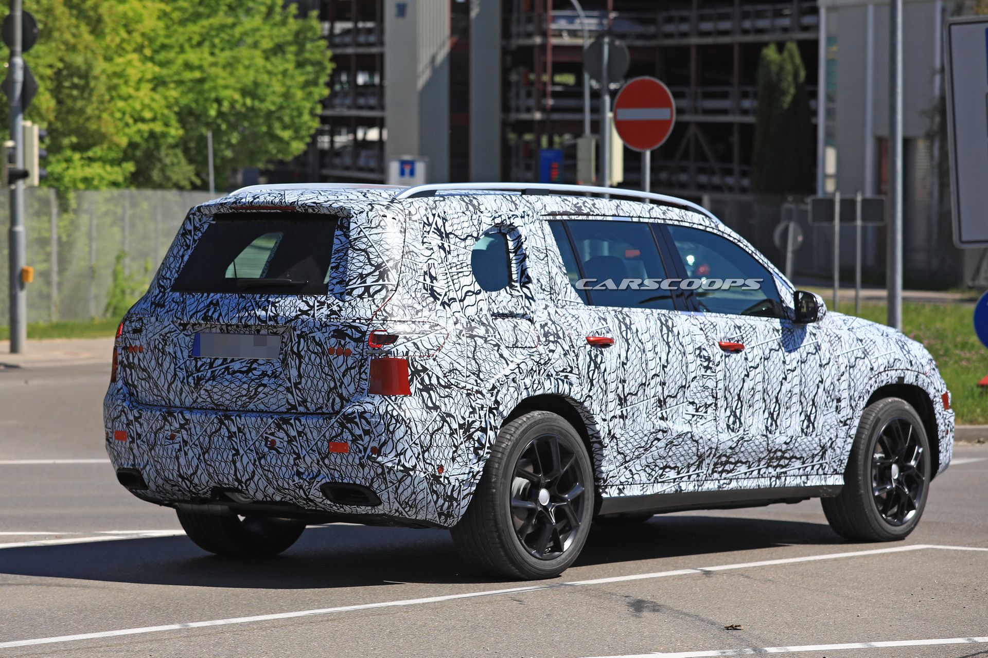 2019-mercedes-gls-less-camo-spy-10 2019 Mercedes GLS Drops Body Cladding, Looks Just Like We Thought It Would