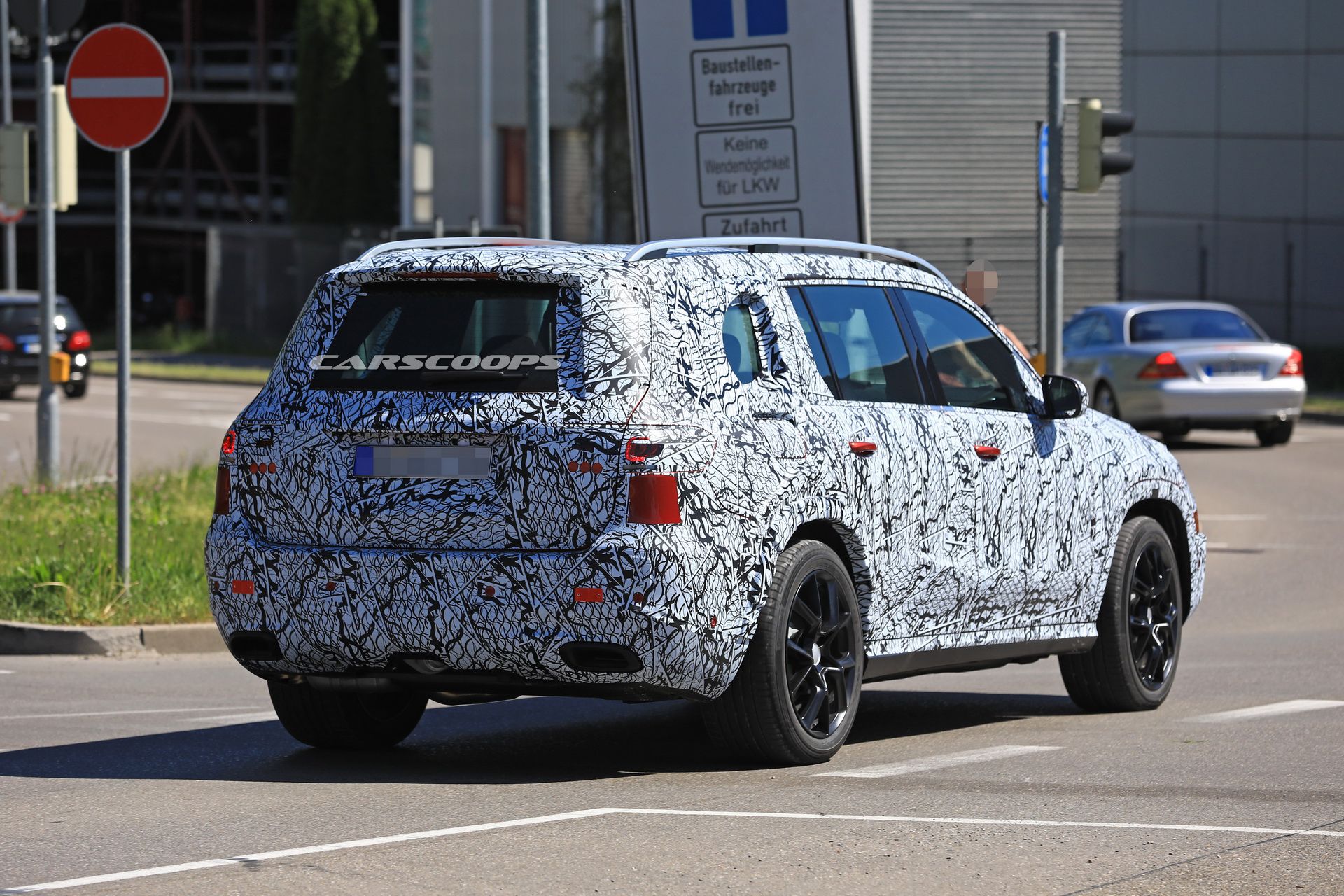 2019-mercedes-gls-less-camo-spy-11 2019 Mercedes GLS Drops Body Cladding, Looks Just Like We Thought It Would