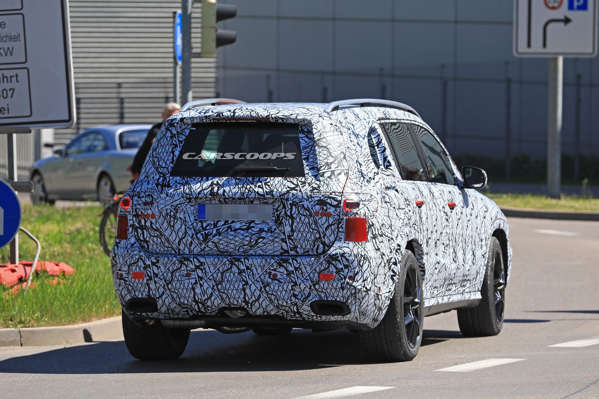 2019-mercedes-gls-less-camo-spy-12 2019 Mercedes GLS Drops Body Cladding, Looks Just Like We Thought It Would