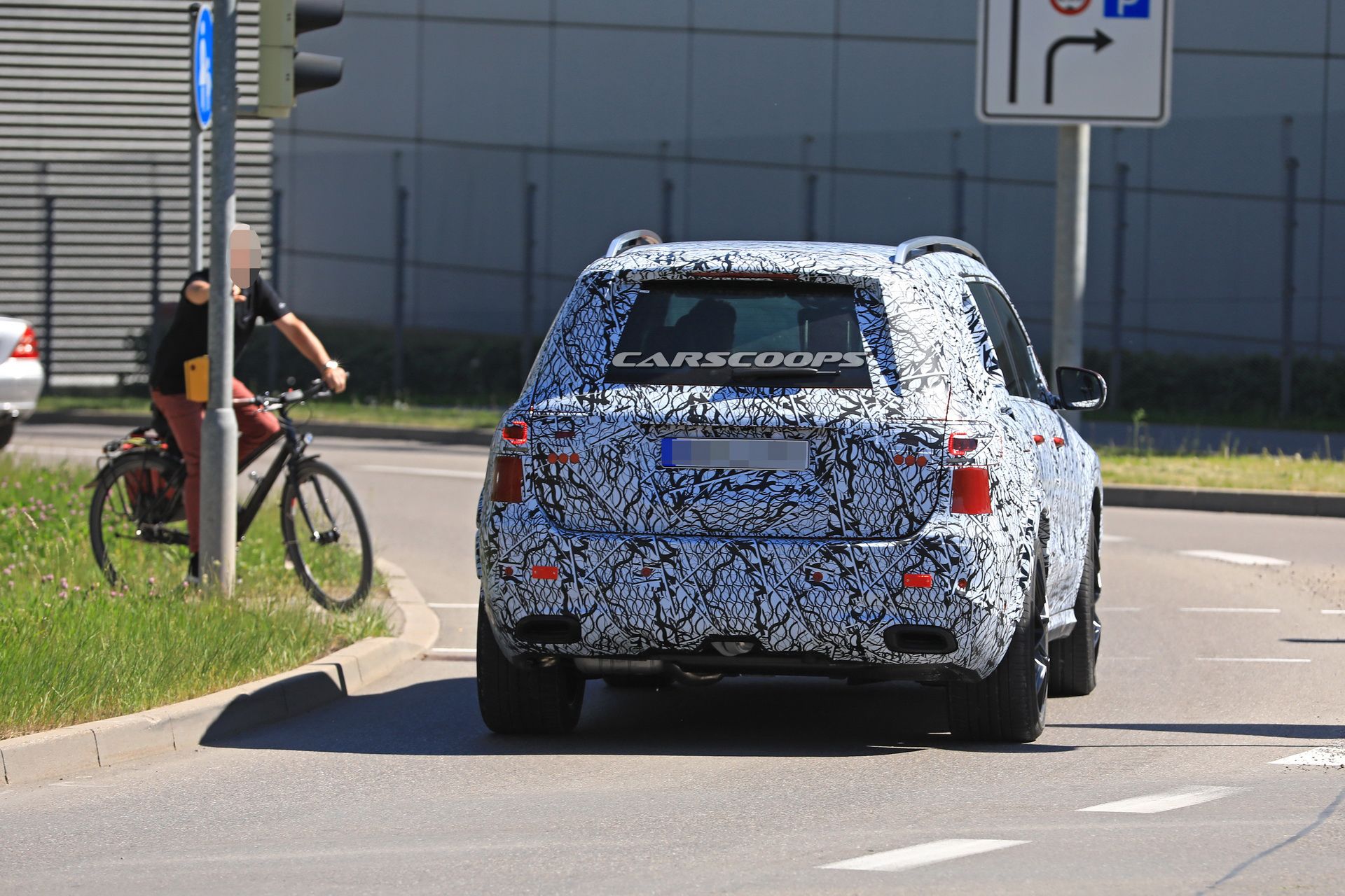 2019-mercedes-gls-less-camo-spy-13 2019 Mercedes GLS Drops Body Cladding, Looks Just Like We Thought It Would