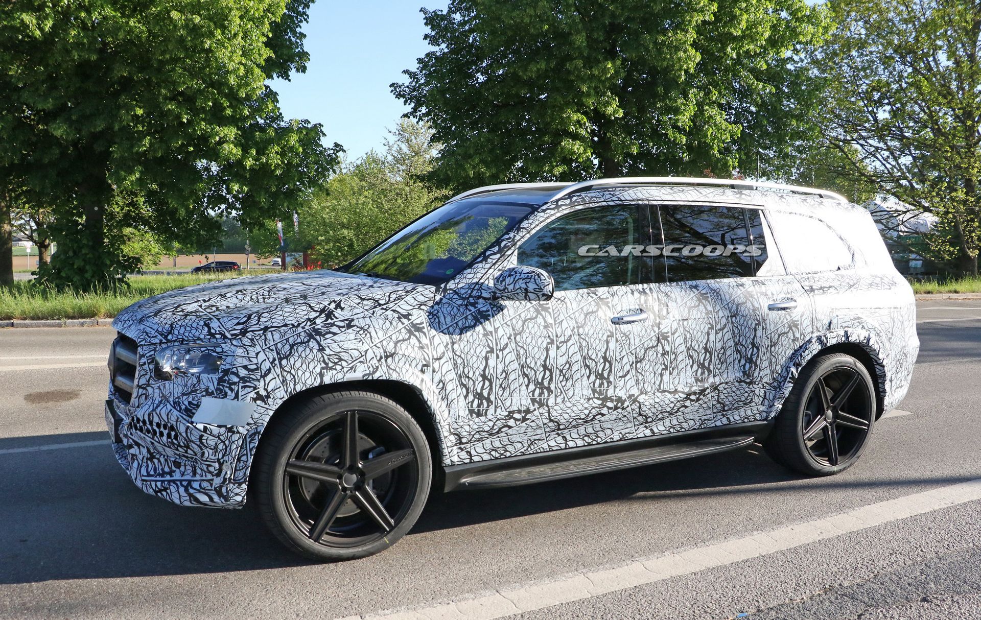 2019-mercedes-gls-less-camo-spy-16 2019 Mercedes GLS Drops Body Cladding, Looks Just Like We Thought It Would