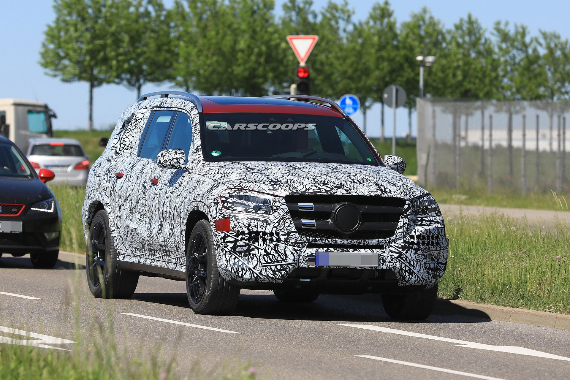 2019-mercedes-gls-less-camo-spy-2 2019 Mercedes GLS Drops Body Cladding, Looks Just Like We Thought It Would