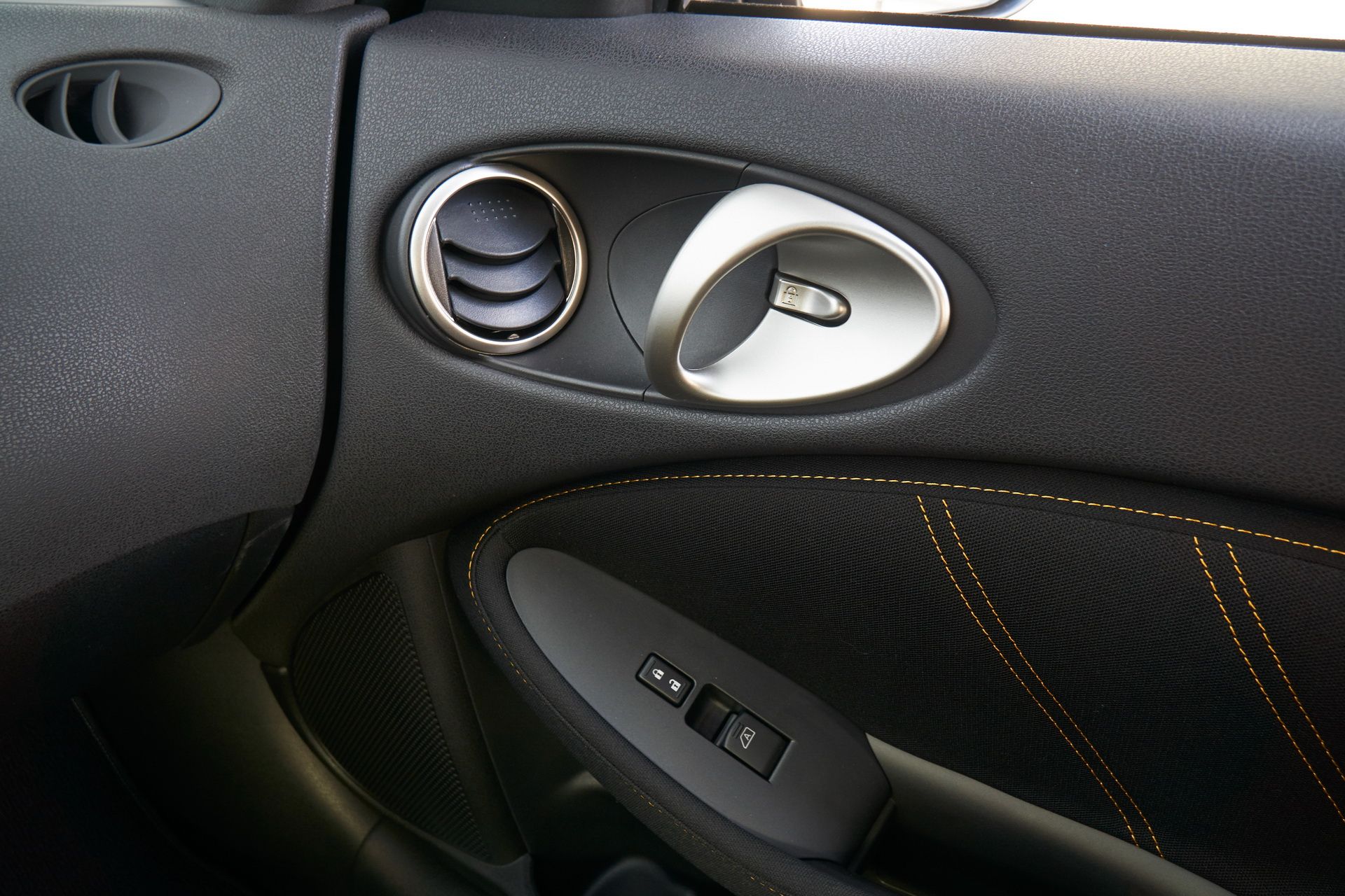 2019-nissan-370z-48 2019 Nissan 370Z Soldiers On From $29,990 With Two New Colors For The Heritage Edition