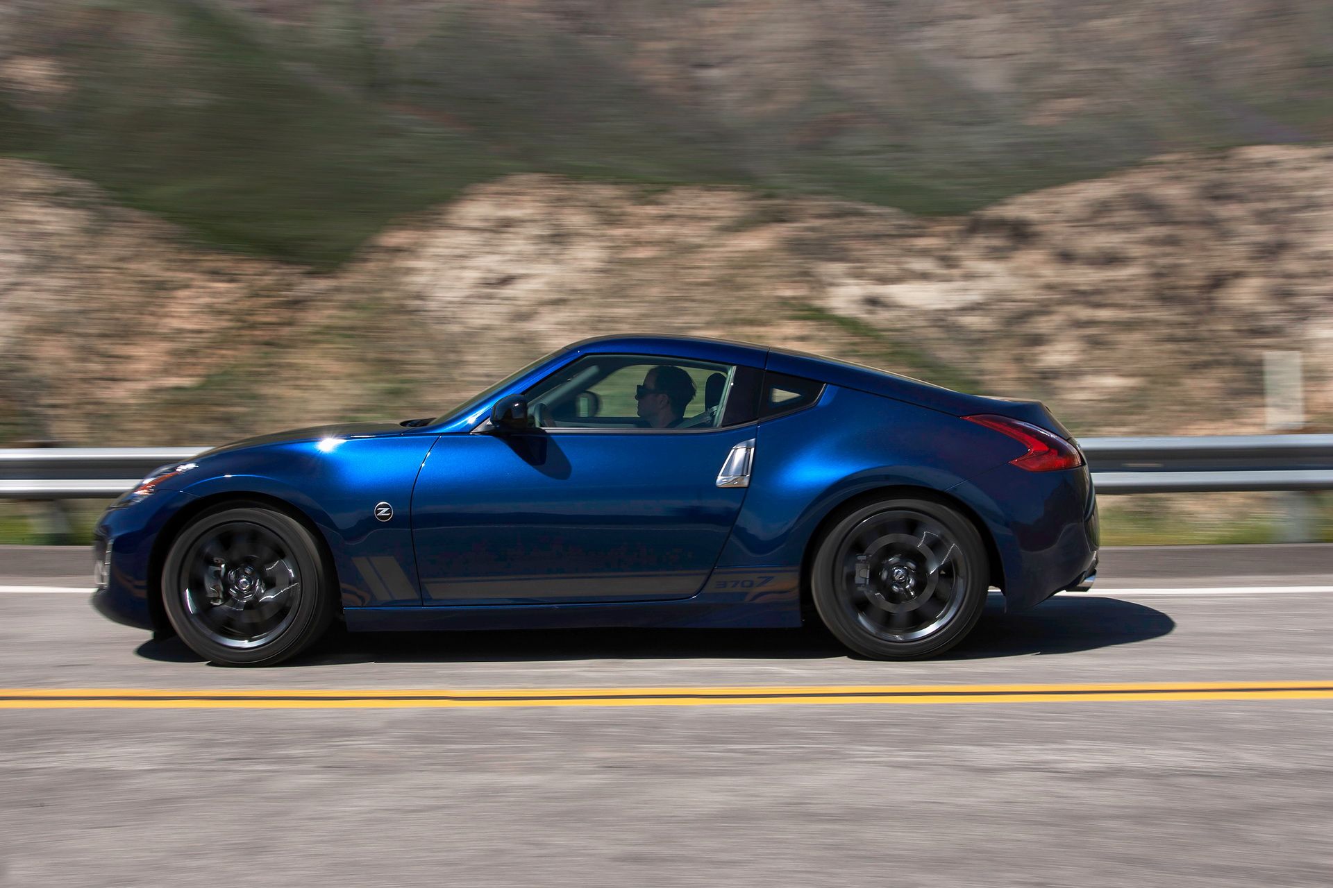 2019-nissan-370z-5 2019 Nissan 370Z Soldiers On From $29,990 With Two New Colors For The Heritage Edition