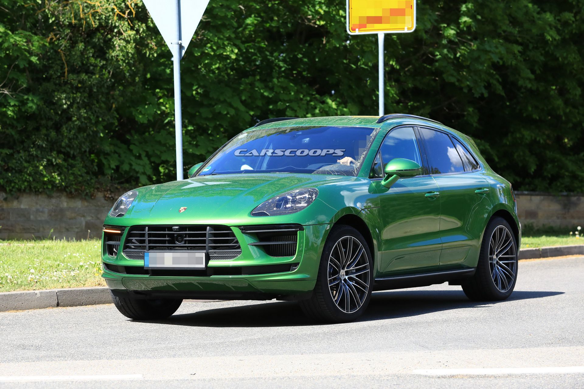 2019-porsche-macan-facelift-spied-undisguised-4 2019 Porsche Macan Facelift To Get Significant Power Boost, Base Model Could Have 300 HP