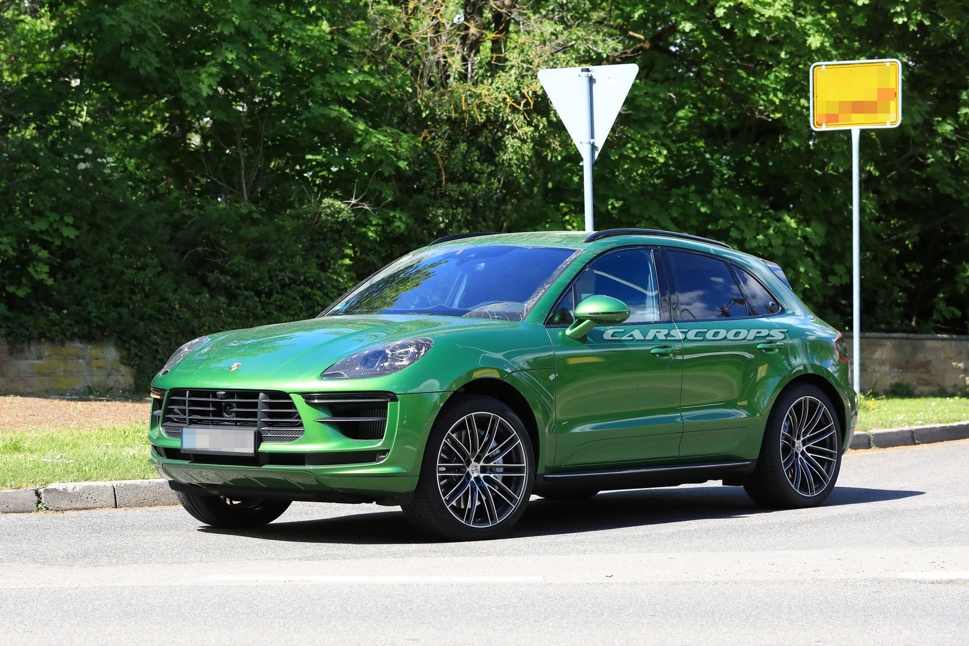 2019-porsche-macan-facelift-spied-undisguised-5 2019 Porsche Macan Facelift To Get Significant Power Boost, Base Model Could Have 300 HP