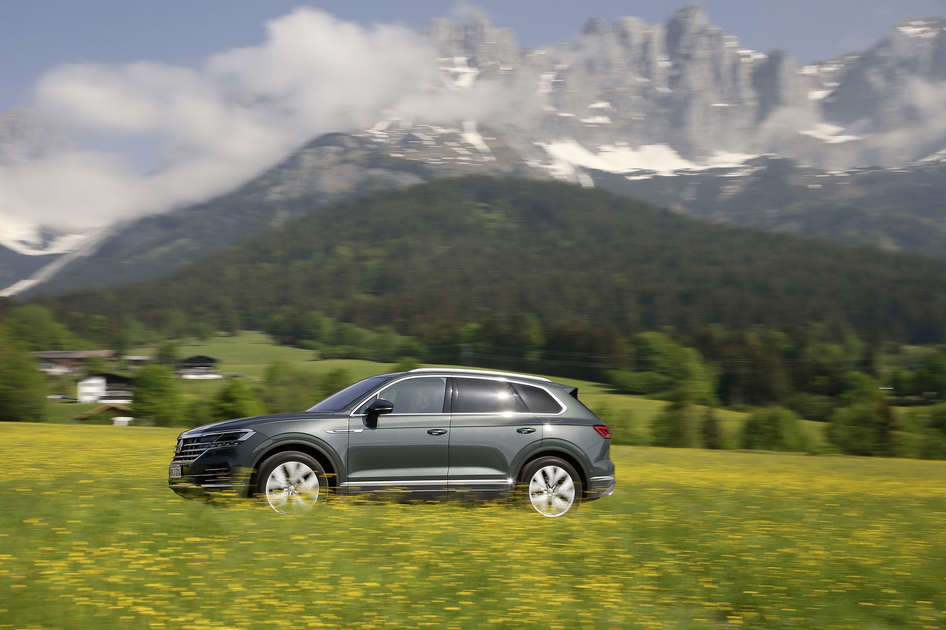 2019-volkswagen-touareg-17 Volkswagen Will Skip The 2018 Paris Auto Show, Claims Reports