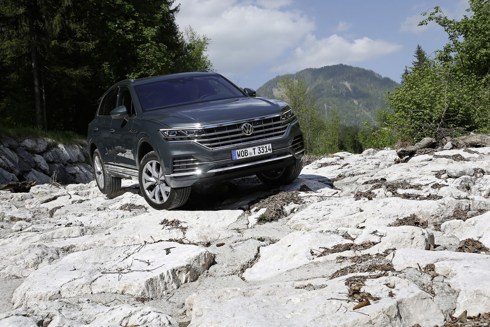 2019-volkswagen-touareg-18 Volkswagen Will Skip The 2018 Paris Auto Show, Claims Reports