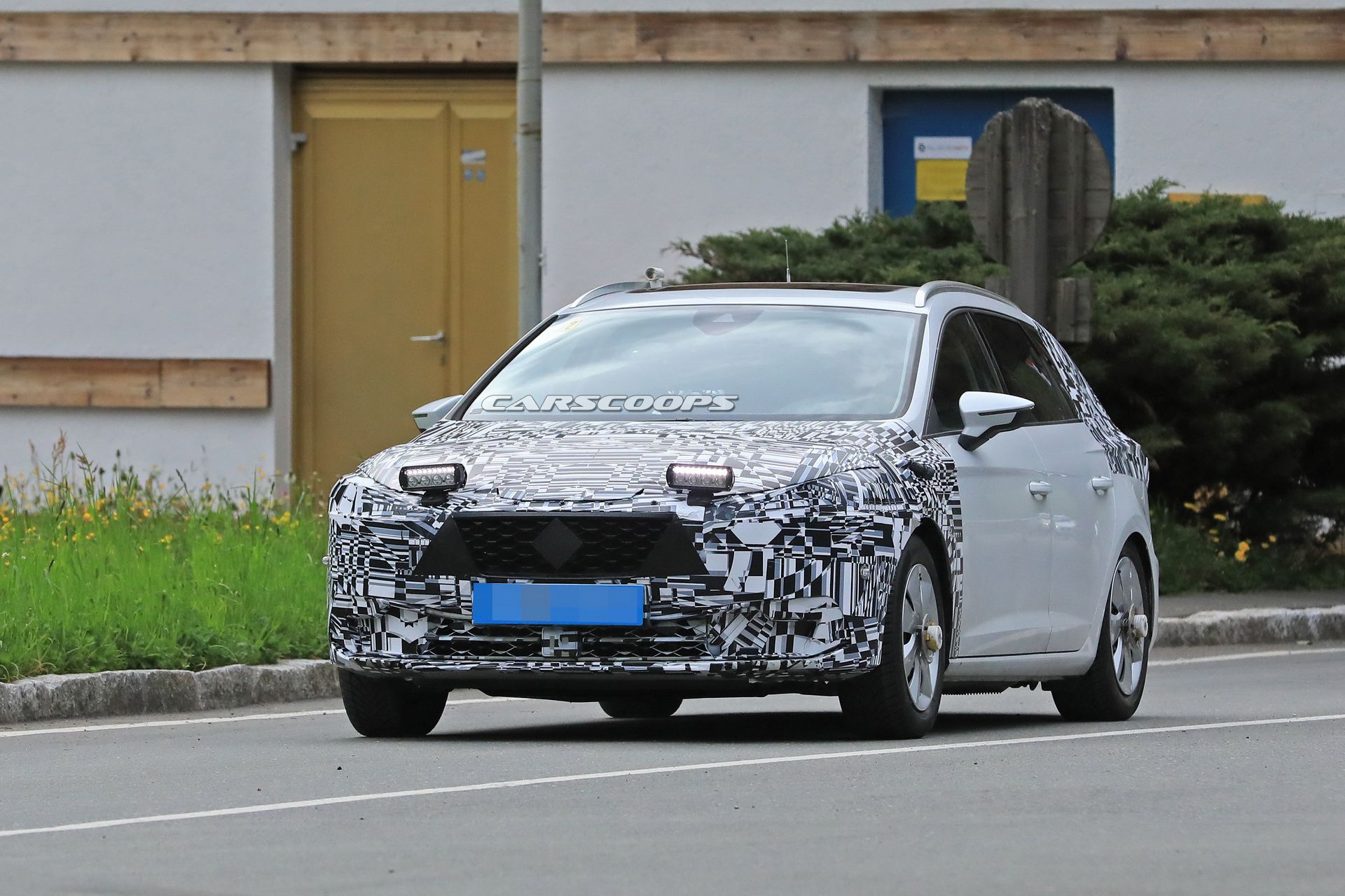 2020-seat-leon-mule-production-front-1 2019 Seat Leon Test Mule Spied With Production Front End