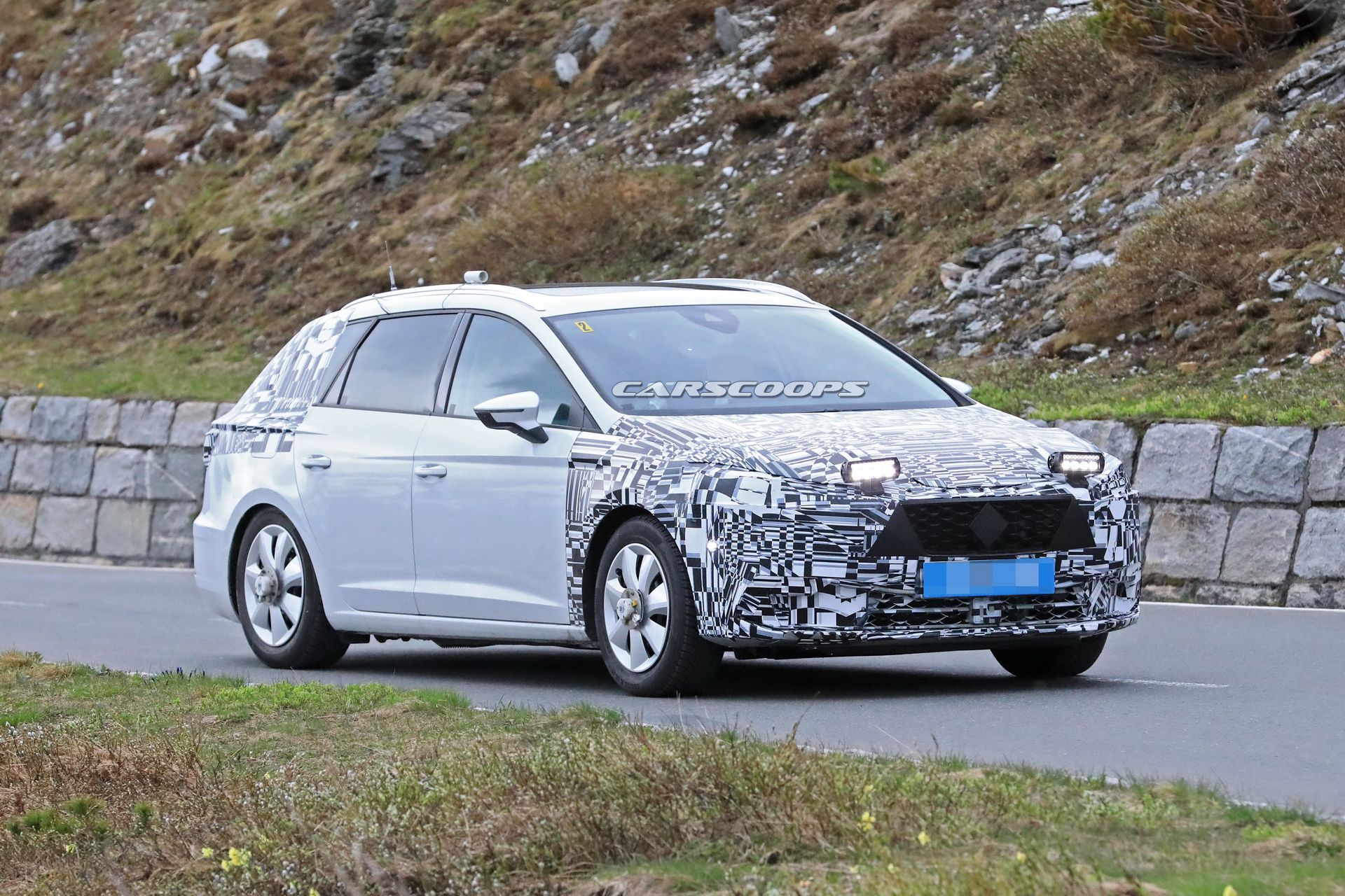 2020-seat-leon-mule-production-front-14 2019 Seat Leon Test Mule Spied With Production Front End
