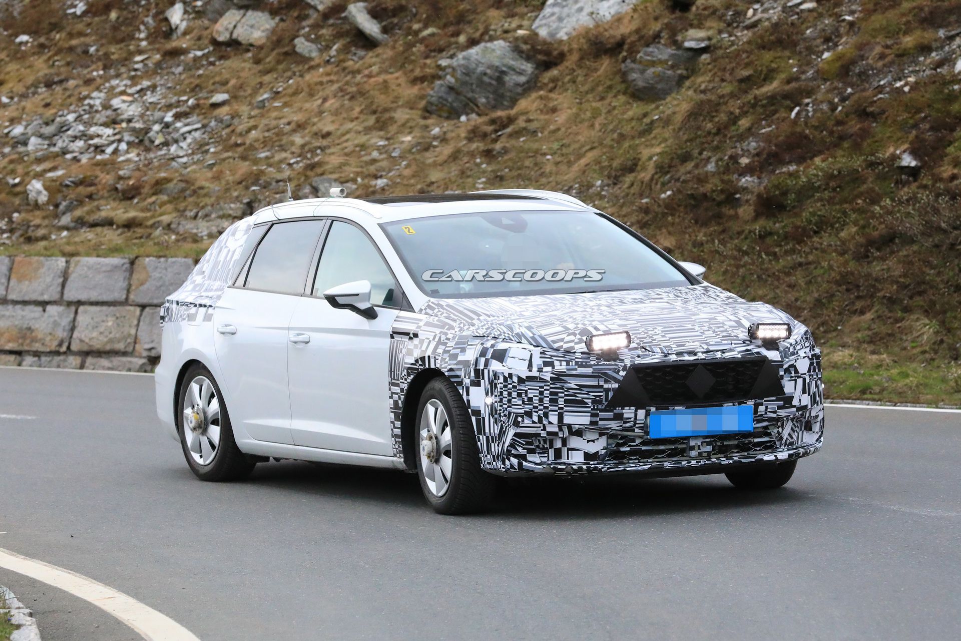 2020-seat-leon-mule-production-front-15 2019 Seat Leon Test Mule Spied With Production Front End