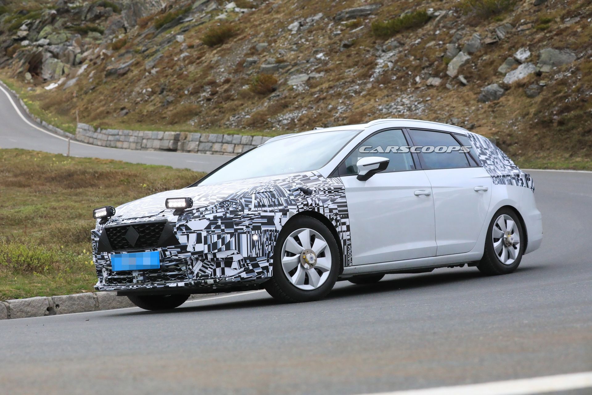 2020-seat-leon-mule-production-front-18 2019 Seat Leon Test Mule Spied With Production Front End