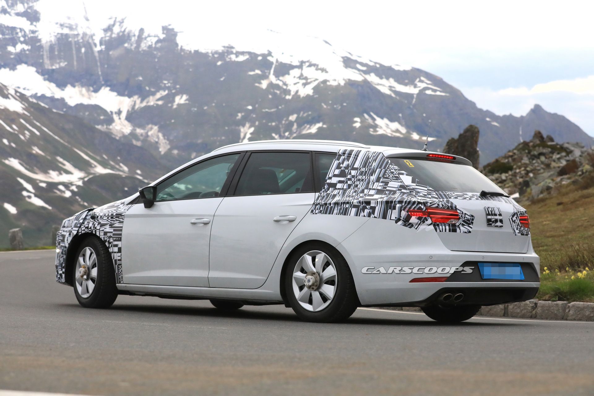 2020-seat-leon-mule-production-front-19 2019 Seat Leon Test Mule Spied With Production Front End