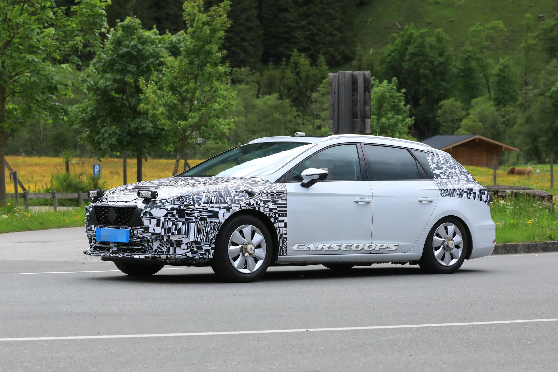 2020-seat-leon-mule-production-front-2 2019 Seat Leon Test Mule Spied With Production Front End