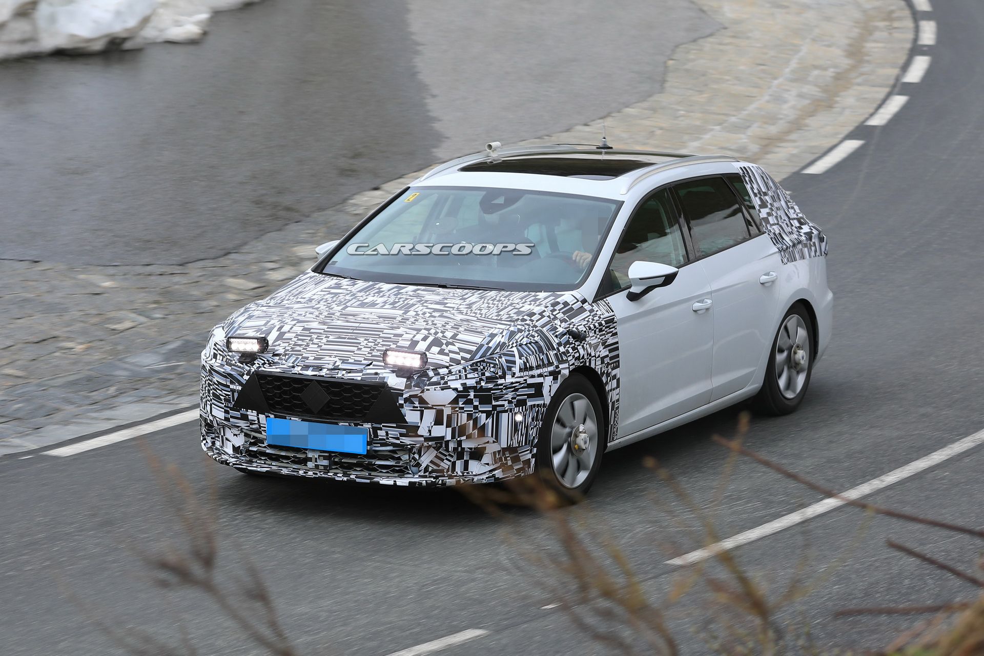 2020-seat-leon-mule-production-front-26 2019 Seat Leon Test Mule Spied With Production Front End