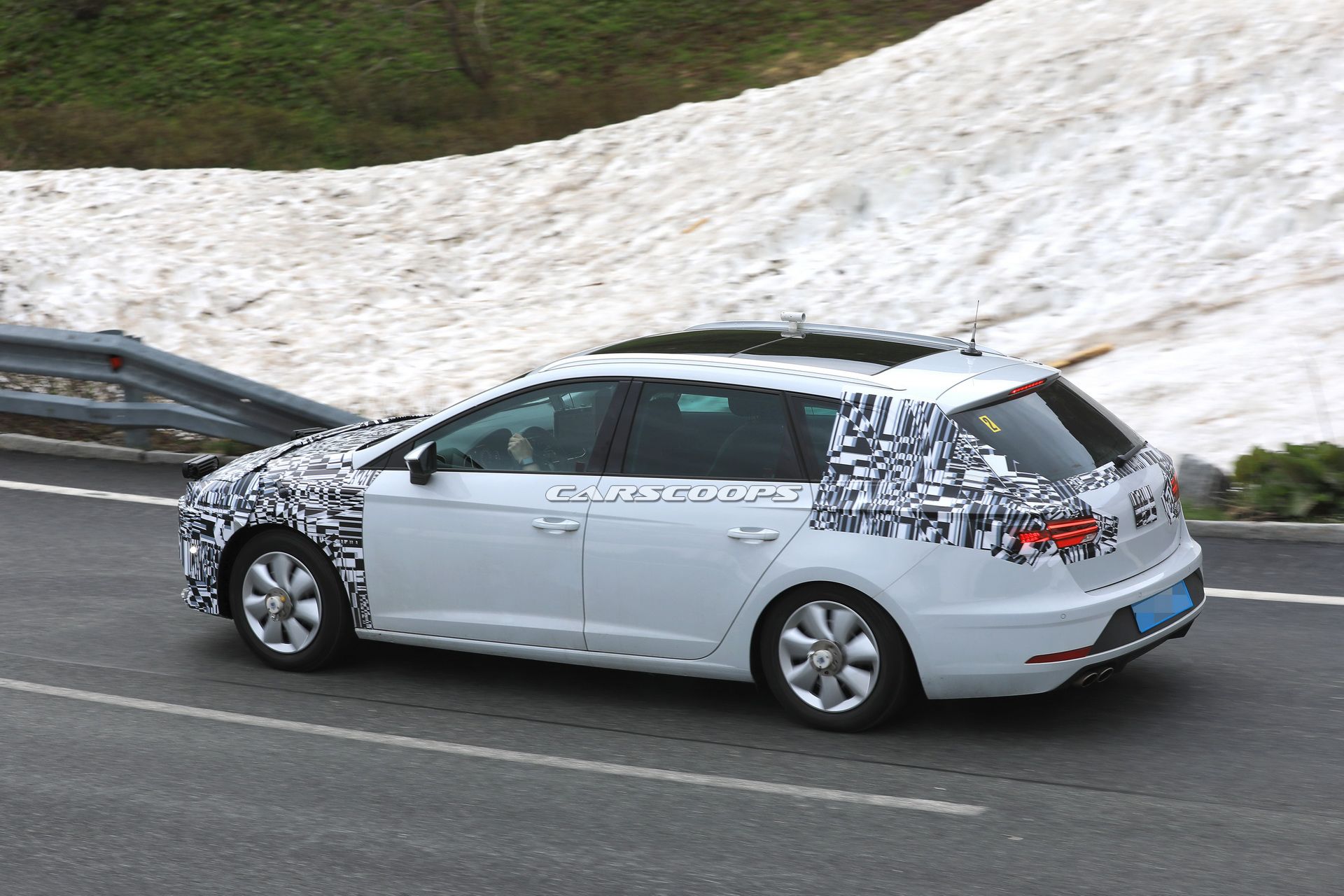 2020-seat-leon-mule-production-front-29 2019 Seat Leon Test Mule Spied With Production Front End