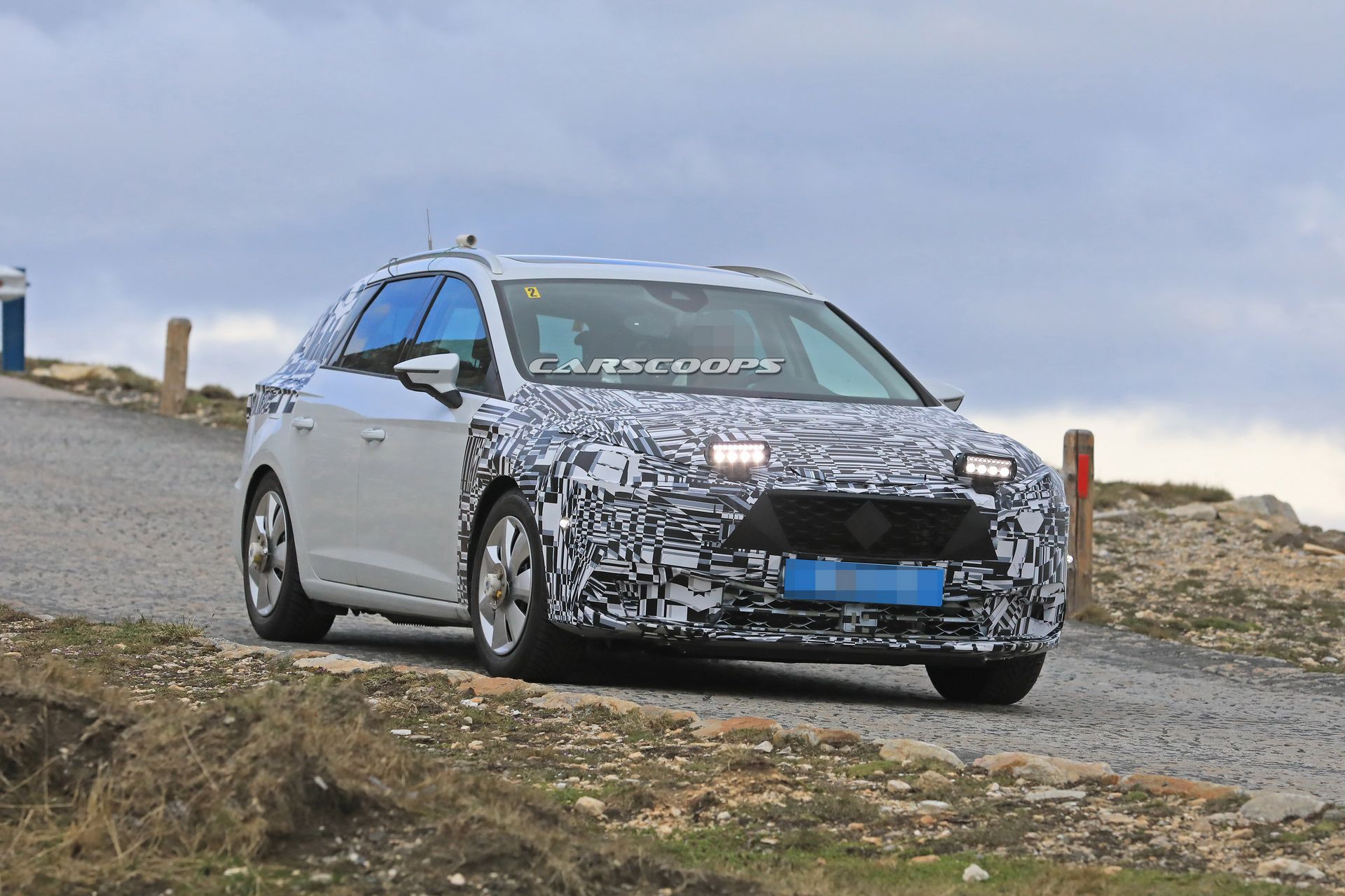 2020-seat-leon-mule-production-front-3 2019 Seat Leon Test Mule Spied With Production Front End