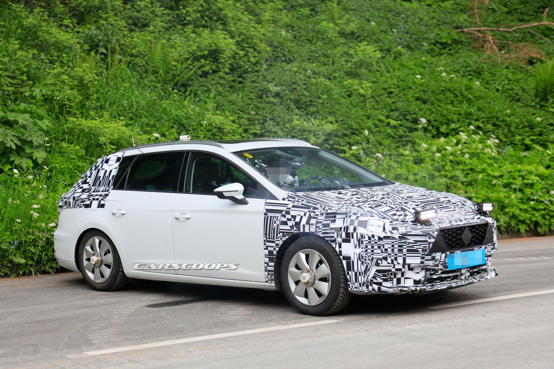 2020-seat-leon-mule-production-front-31 2019 Seat Leon Test Mule Spied With Production Front End
