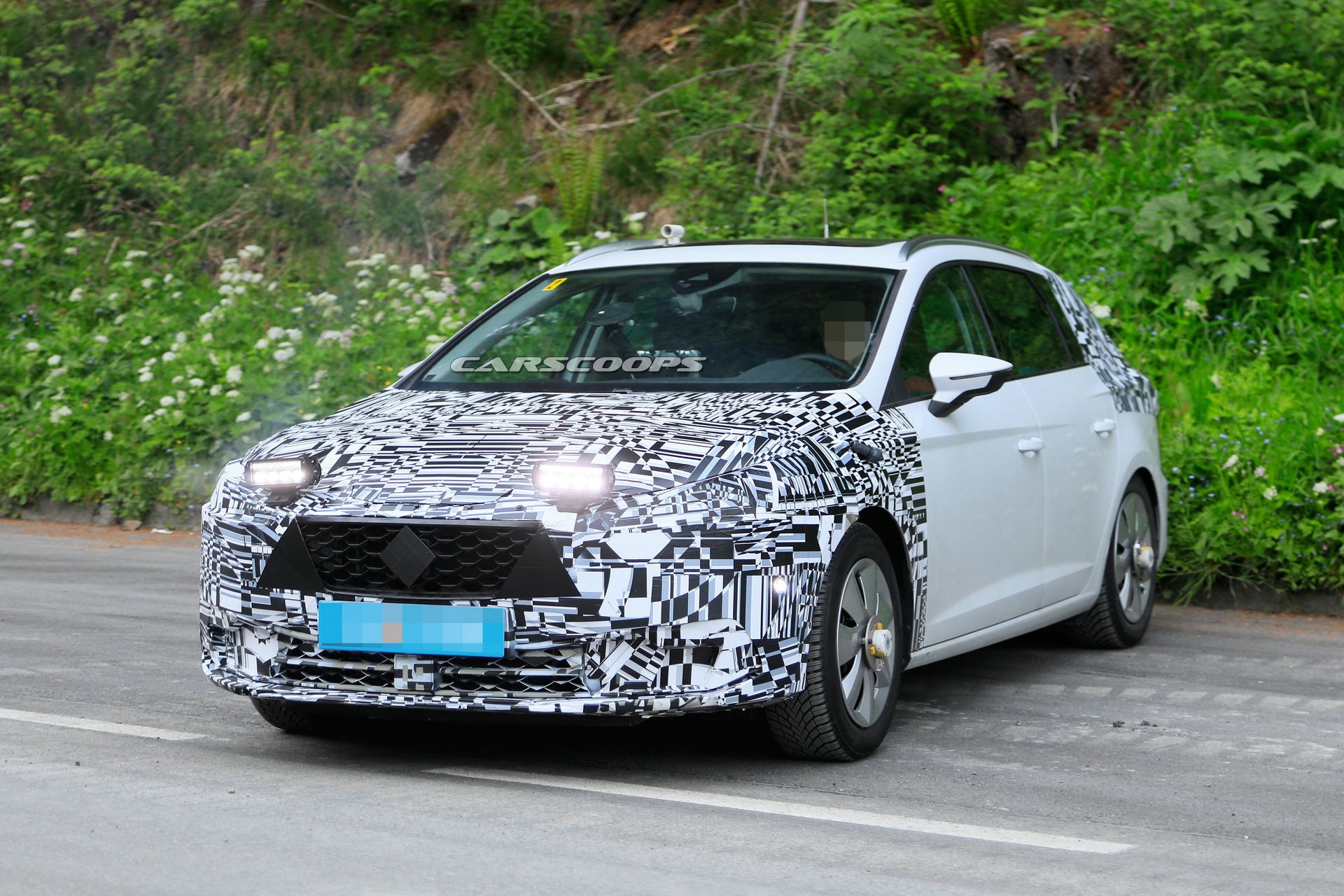 2020-seat-leon-mule-production-front-32 2019 Seat Leon Test Mule Spied With Production Front End