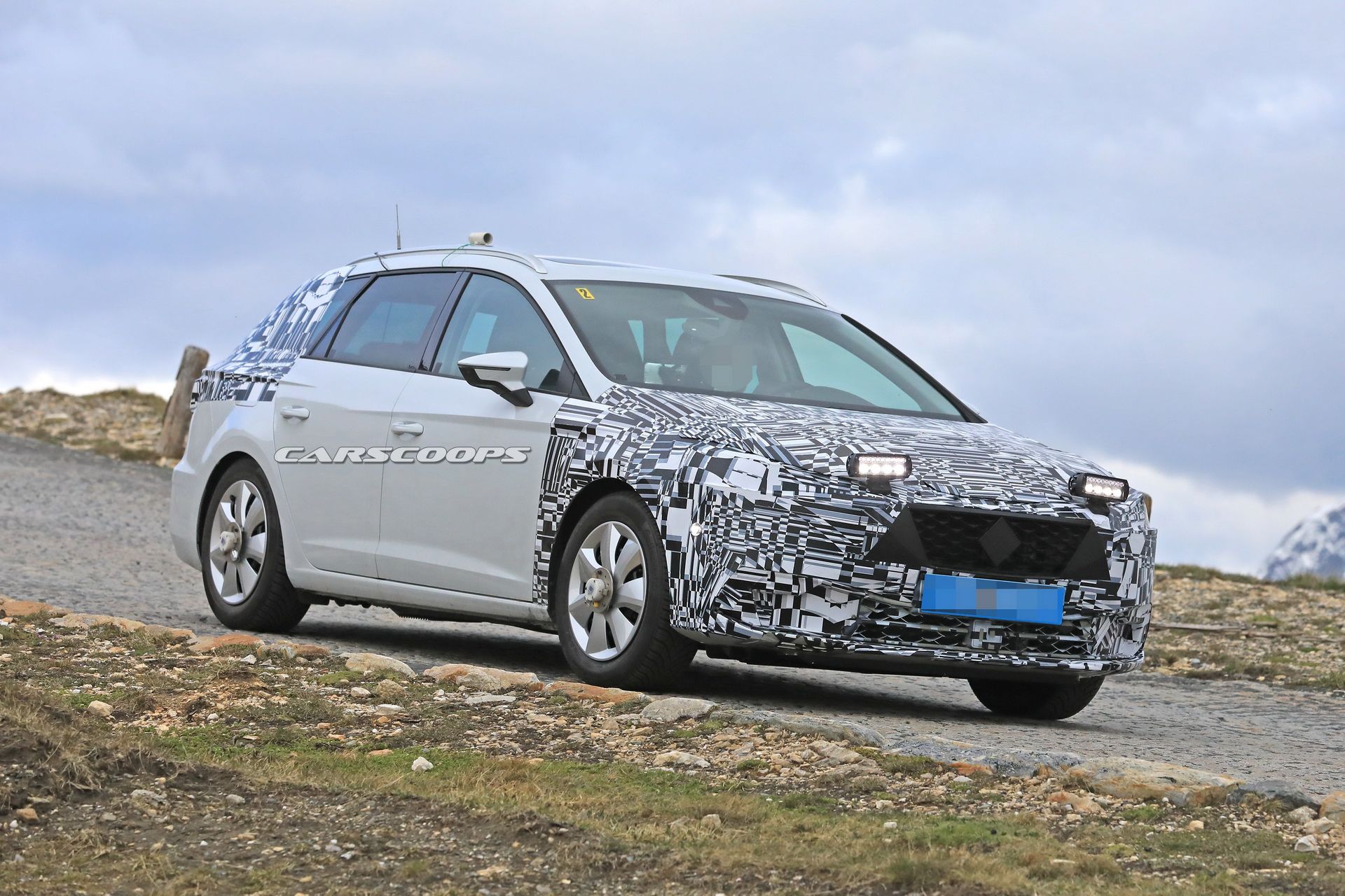 2020-seat-leon-mule-production-front-4 2019 Seat Leon Test Mule Spied With Production Front End