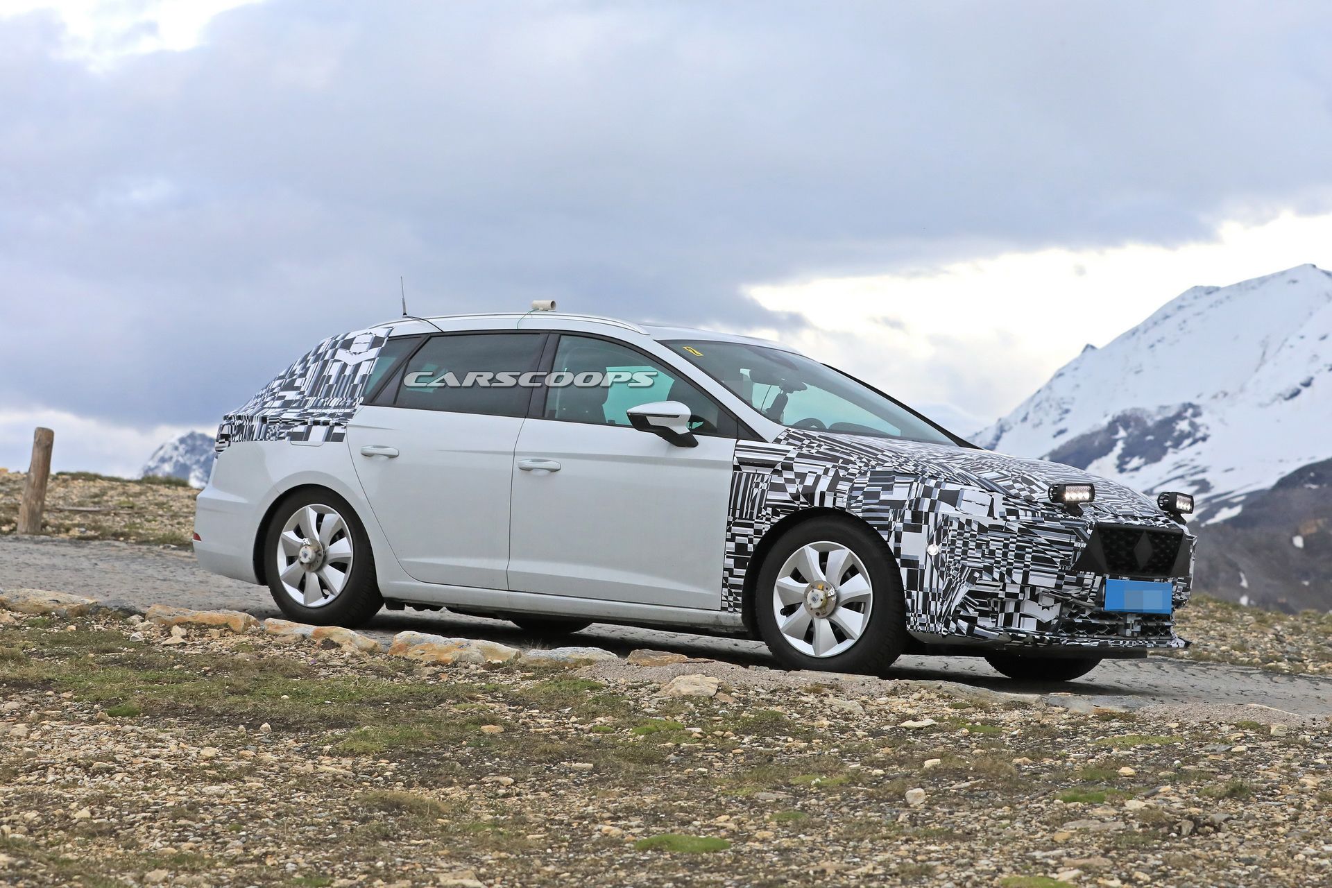 2020-seat-leon-mule-production-front-6 2019 Seat Leon Test Mule Spied With Production Front End