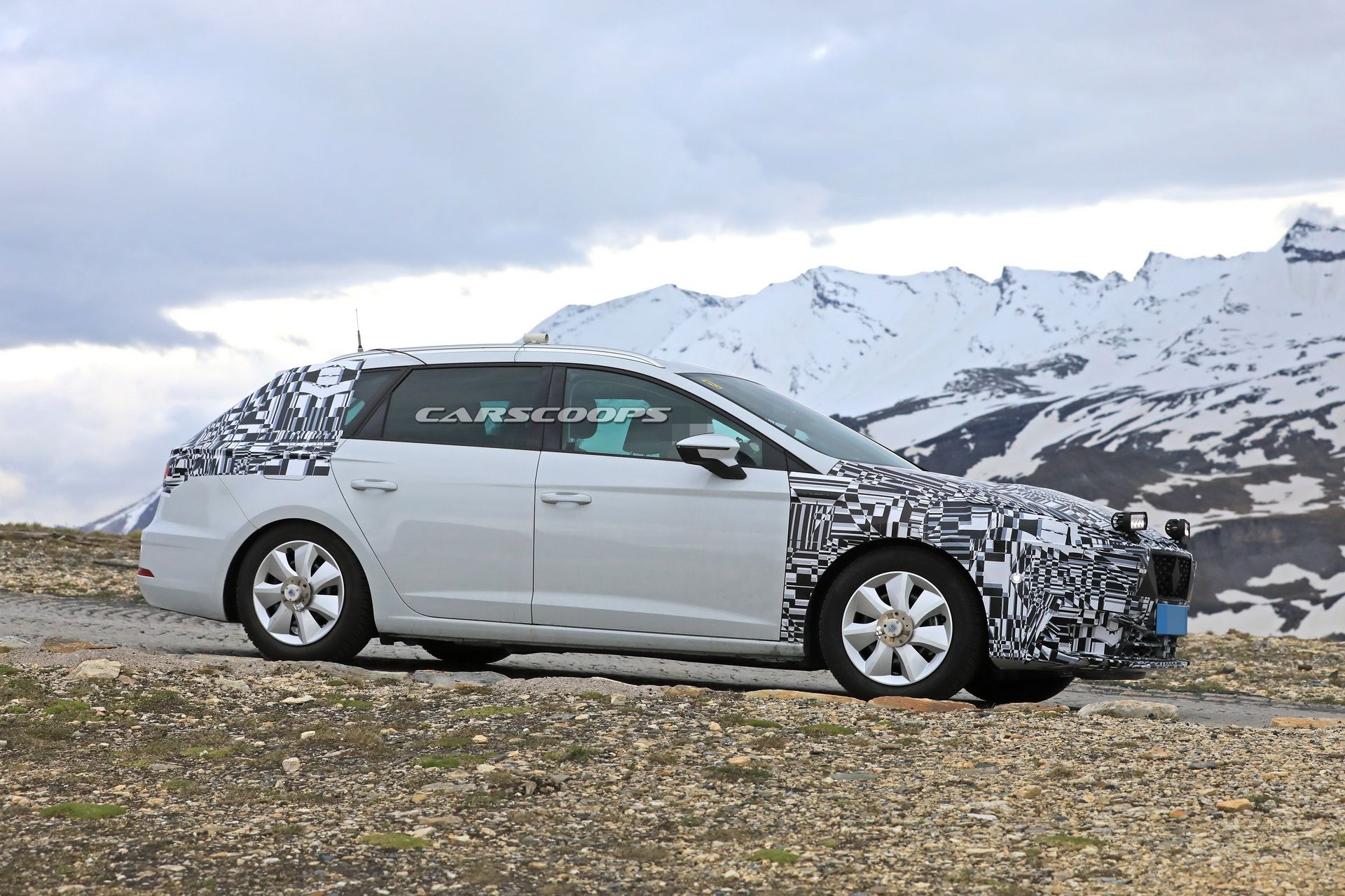 2020-seat-leon-mule-production-front-7 2019 Seat Leon Test Mule Spied With Production Front End