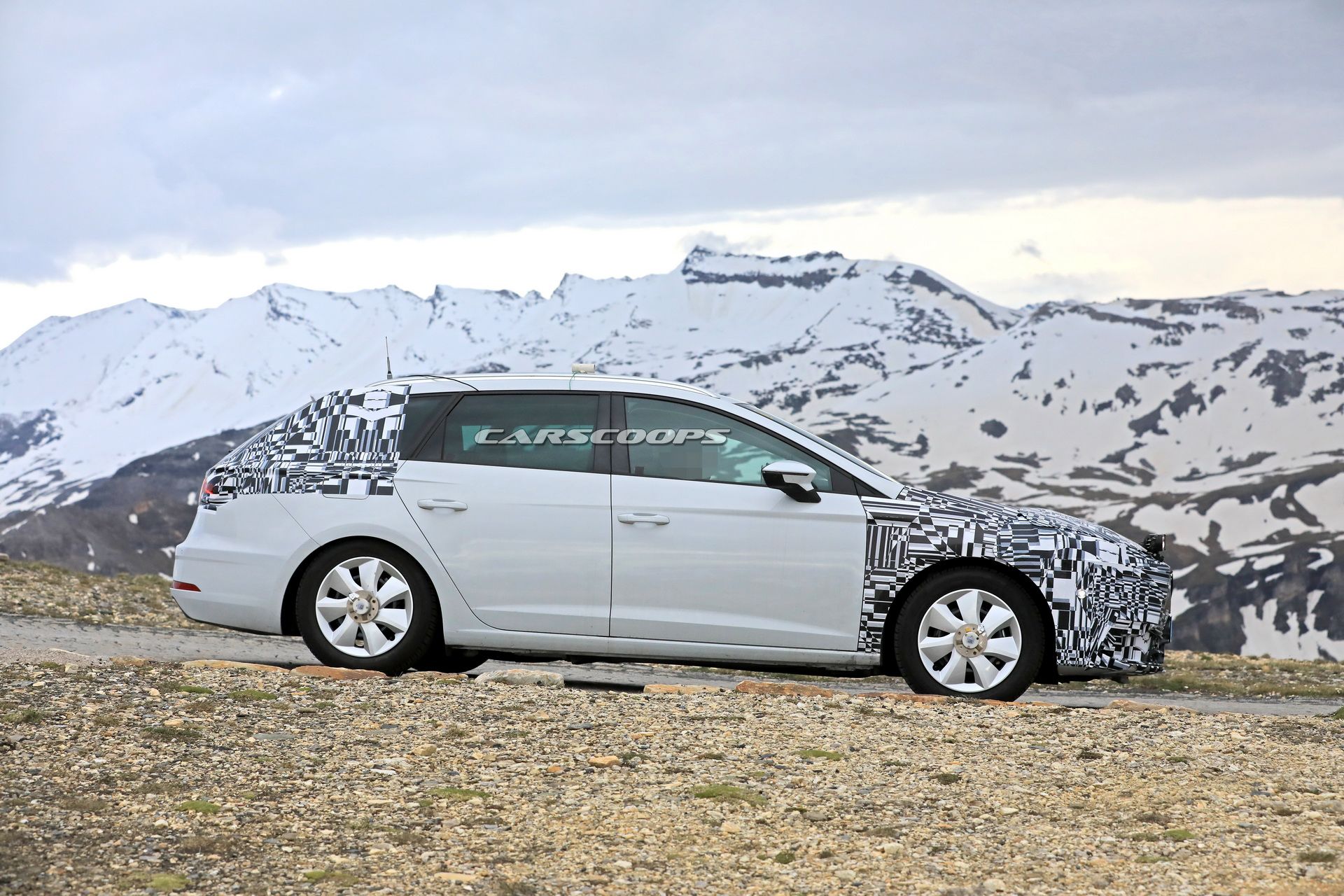 2020-seat-leon-mule-production-front-8 2019 Seat Leon Test Mule Spied With Production Front End
