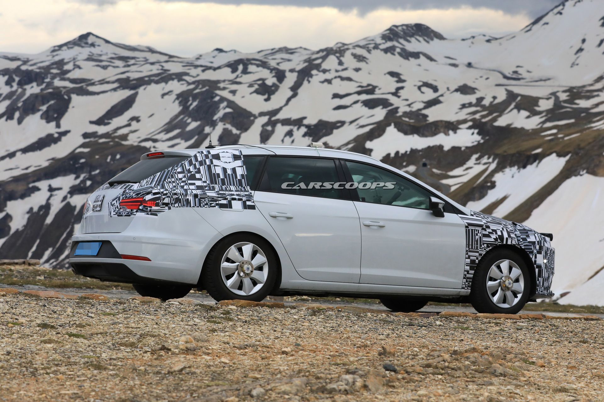 2020-seat-leon-mule-production-front-9 2019 Seat Leon Test Mule Spied With Production Front End