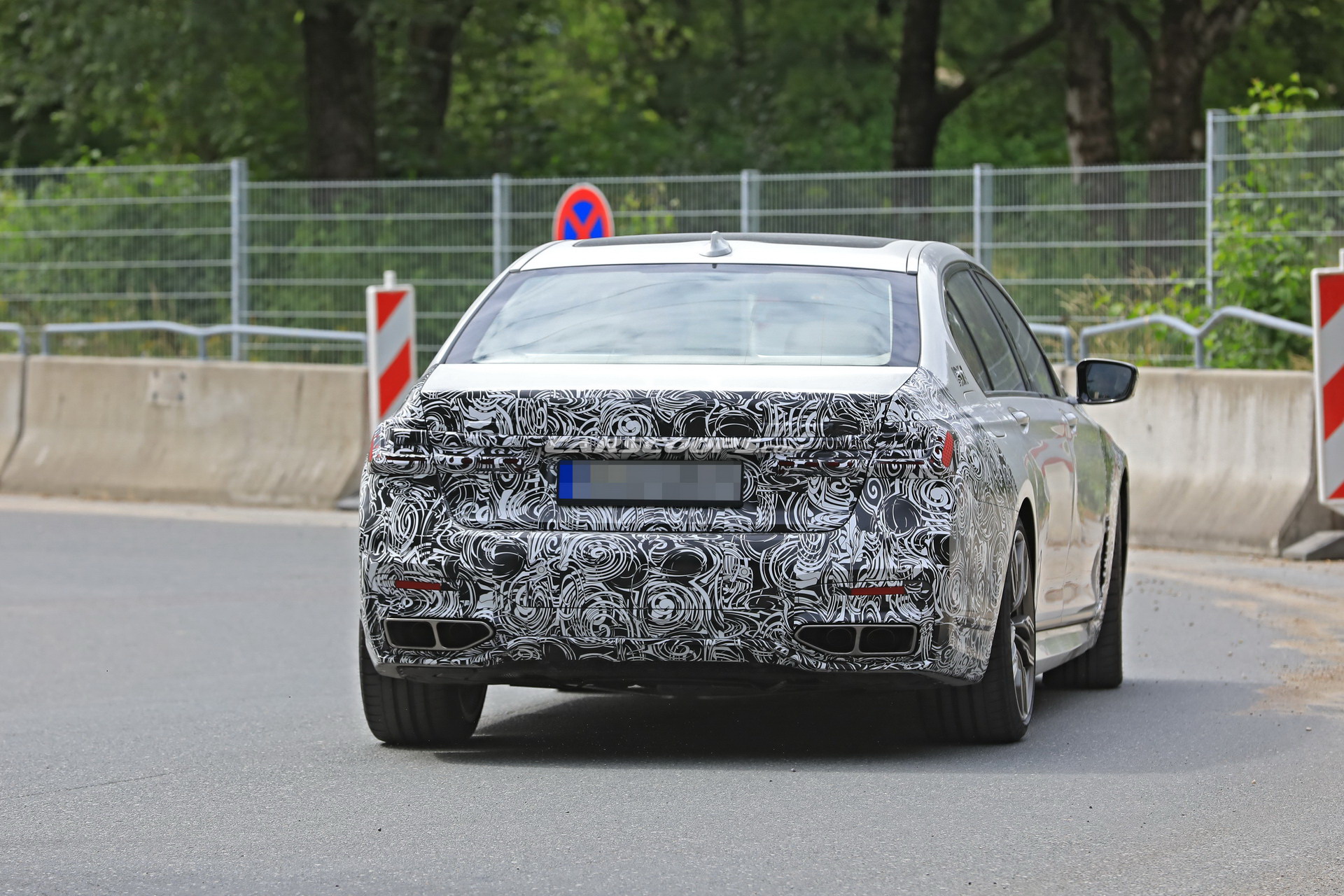 2019 BMW 7-Series 12 Facelifted 2019 BMW 7-Series Spied In Base And M760Li xDrive Forms