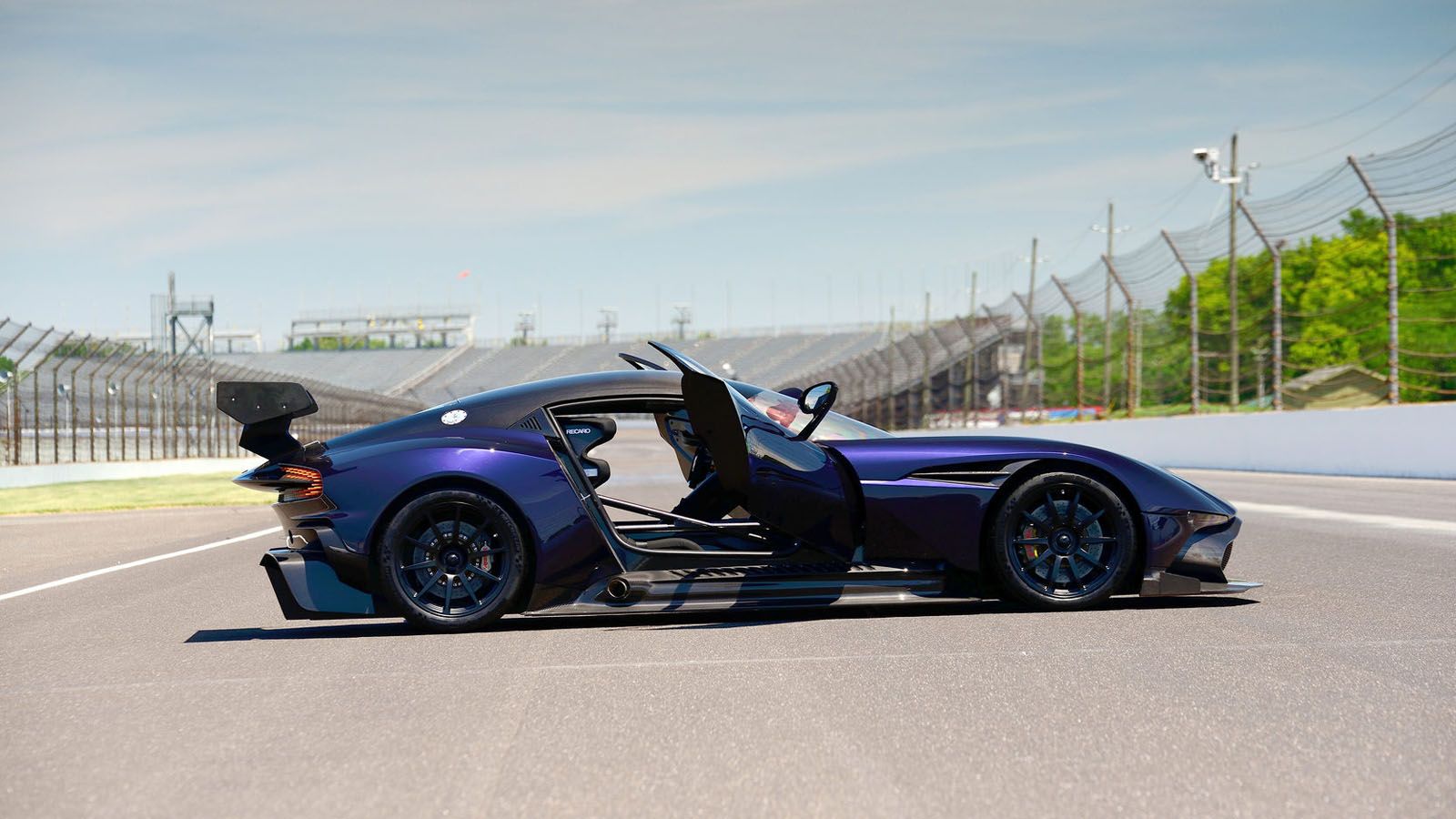 Aston-Martin-Vulcan-Le-Mans-4 Aston Martin Vulcan Will Race At Le Mans – Well, Kind Of…