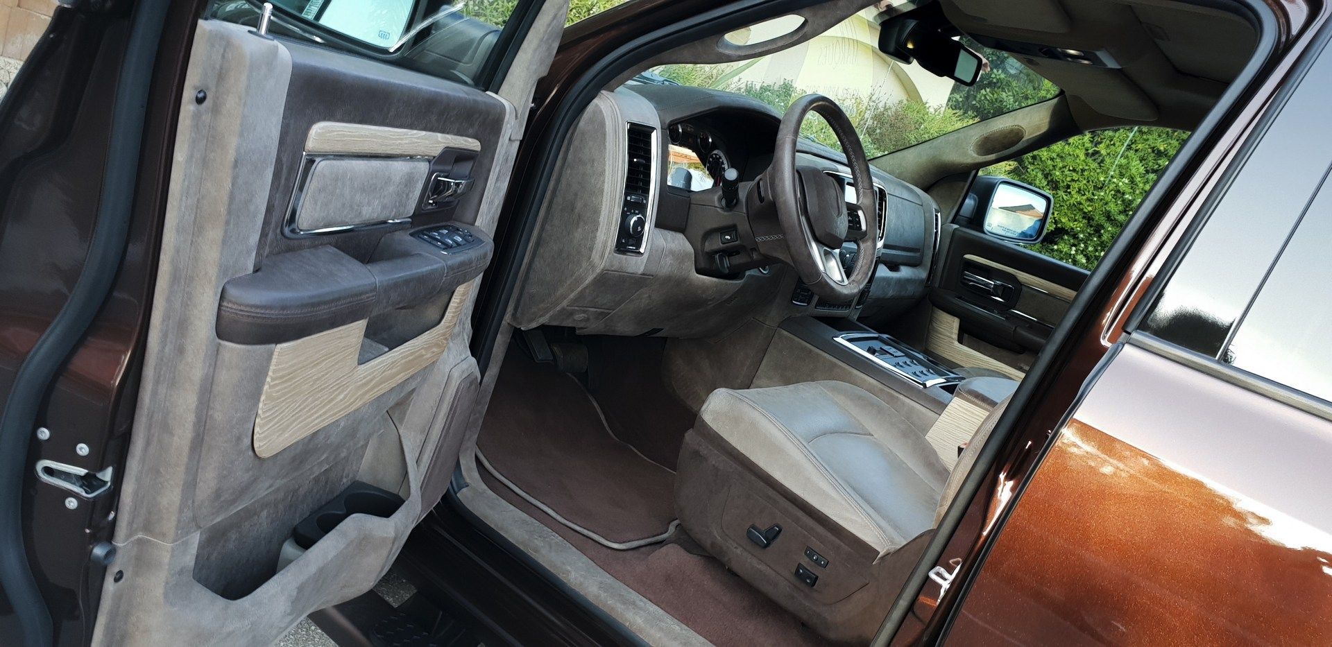 Aznom-Atulux-3 Aznom Atulux Is A $263k Coachbuilt RAM That Doesn’t Know If It’s A Truck, SUV Or Sedan