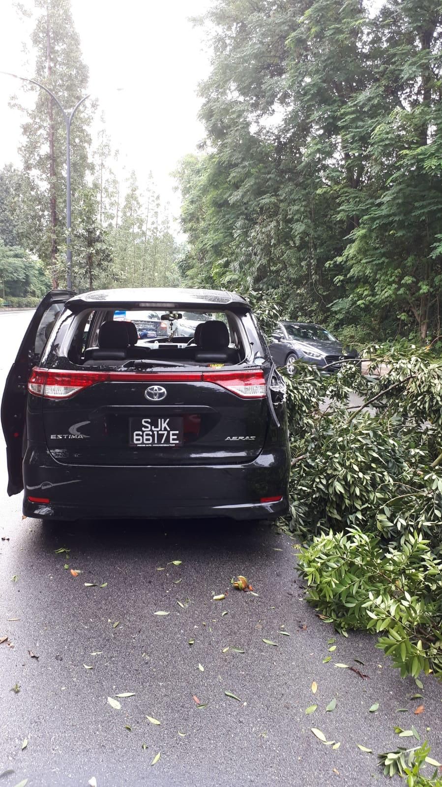 Lamborghini-Aventador-Singapore-Crash-2 Lamborghini Aventador Wrecked In Singapore Rollover Crash