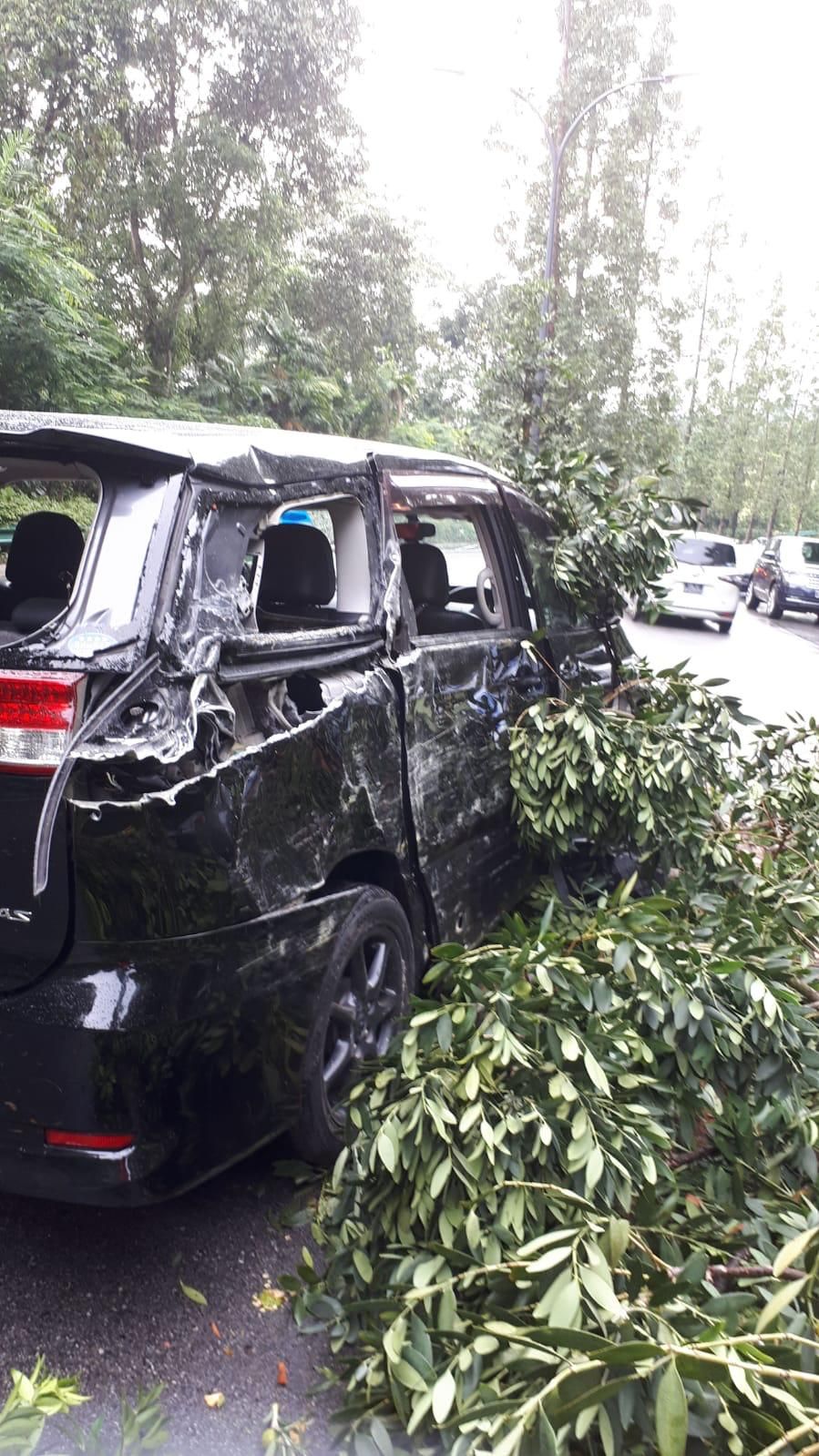 Lamborghini-Aventador-Singapore-Crash-3 Lamborghini Aventador Wrecked In Singapore Rollover Crash