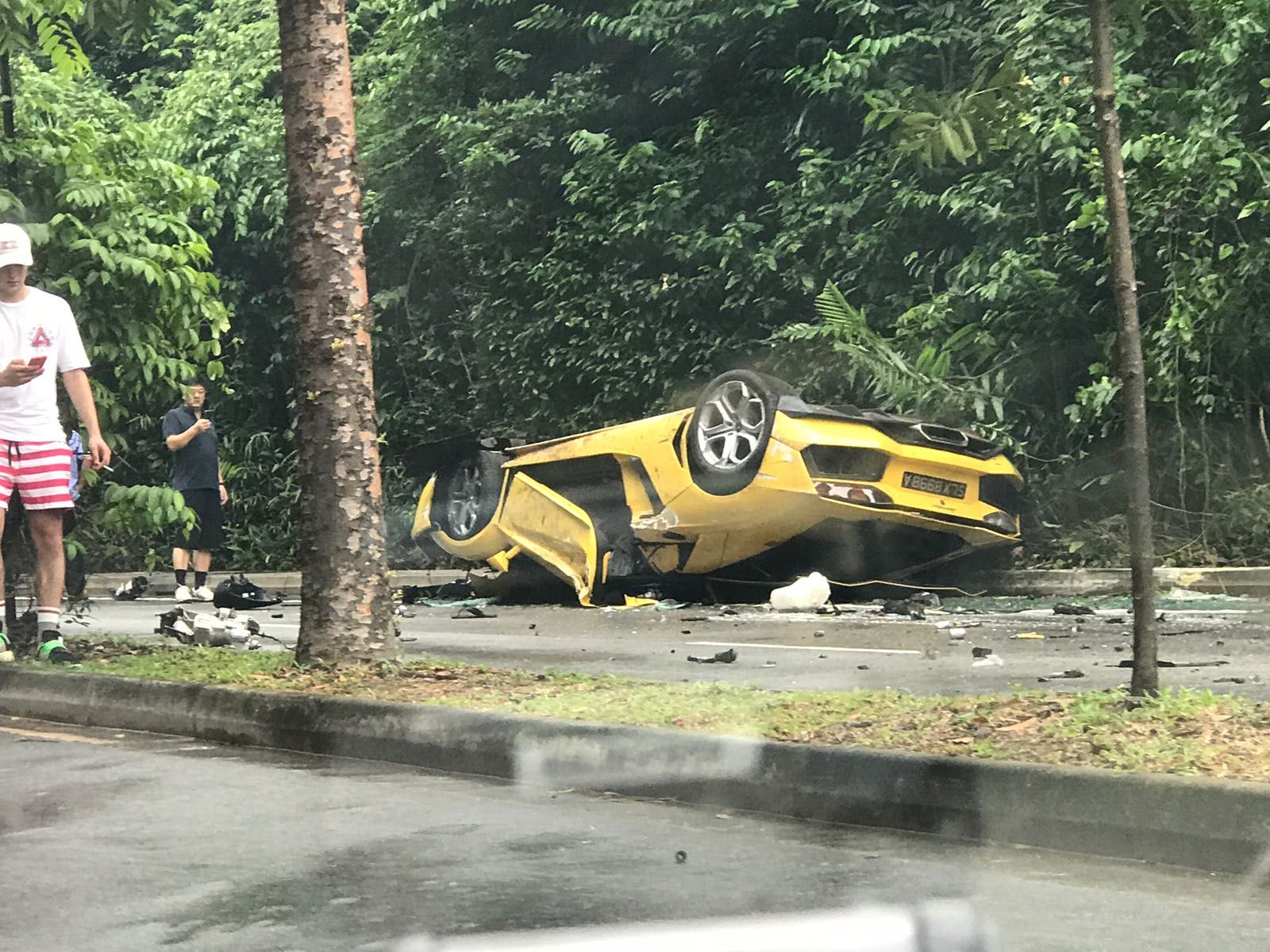 Lamborghini-Aventador-Singapore-Crash-4 Lamborghini Aventador Wrecked In Singapore Rollover Crash