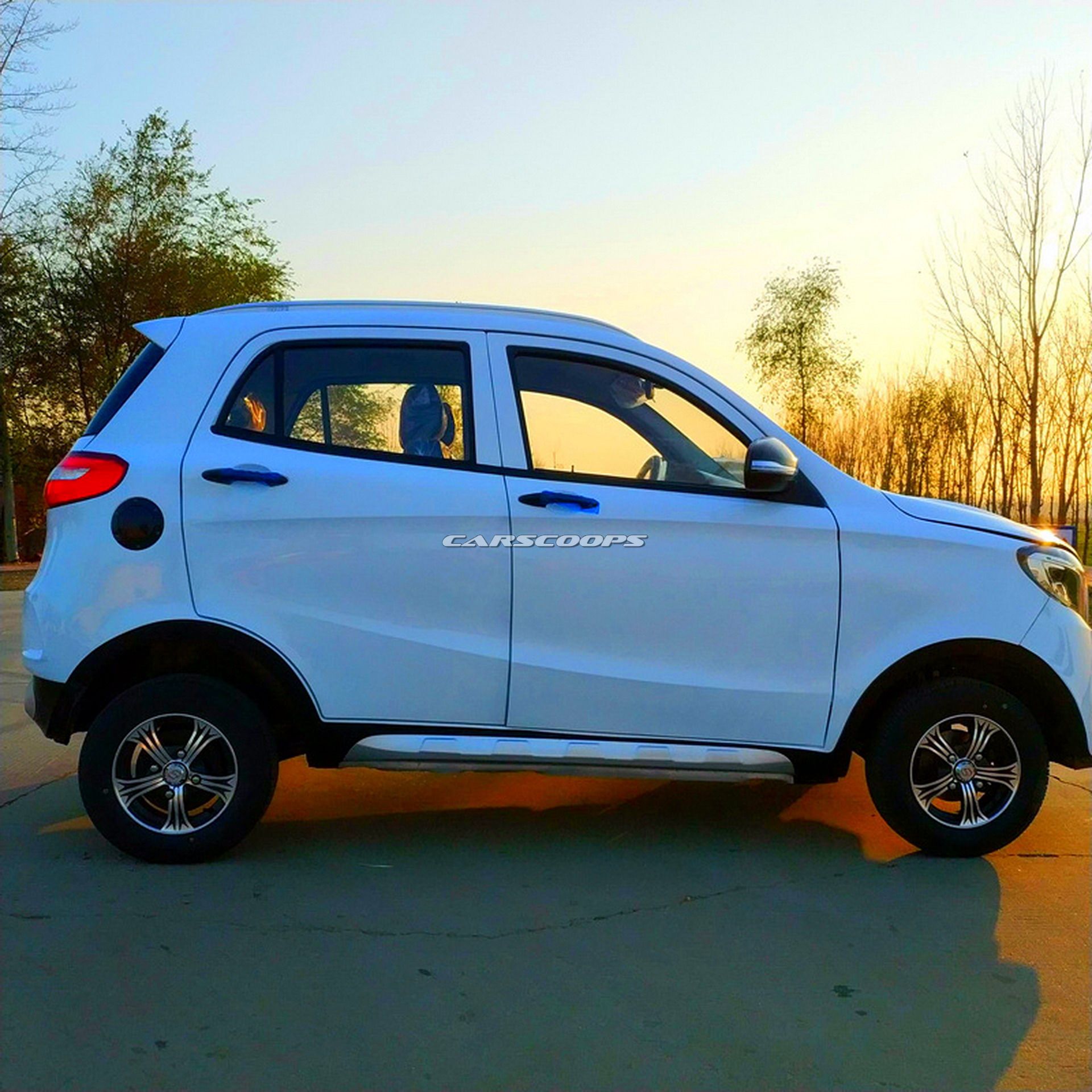 Chinese Photocopier Strikes Back: Mini Electric Mercedes GLE And Range Rover Evoque