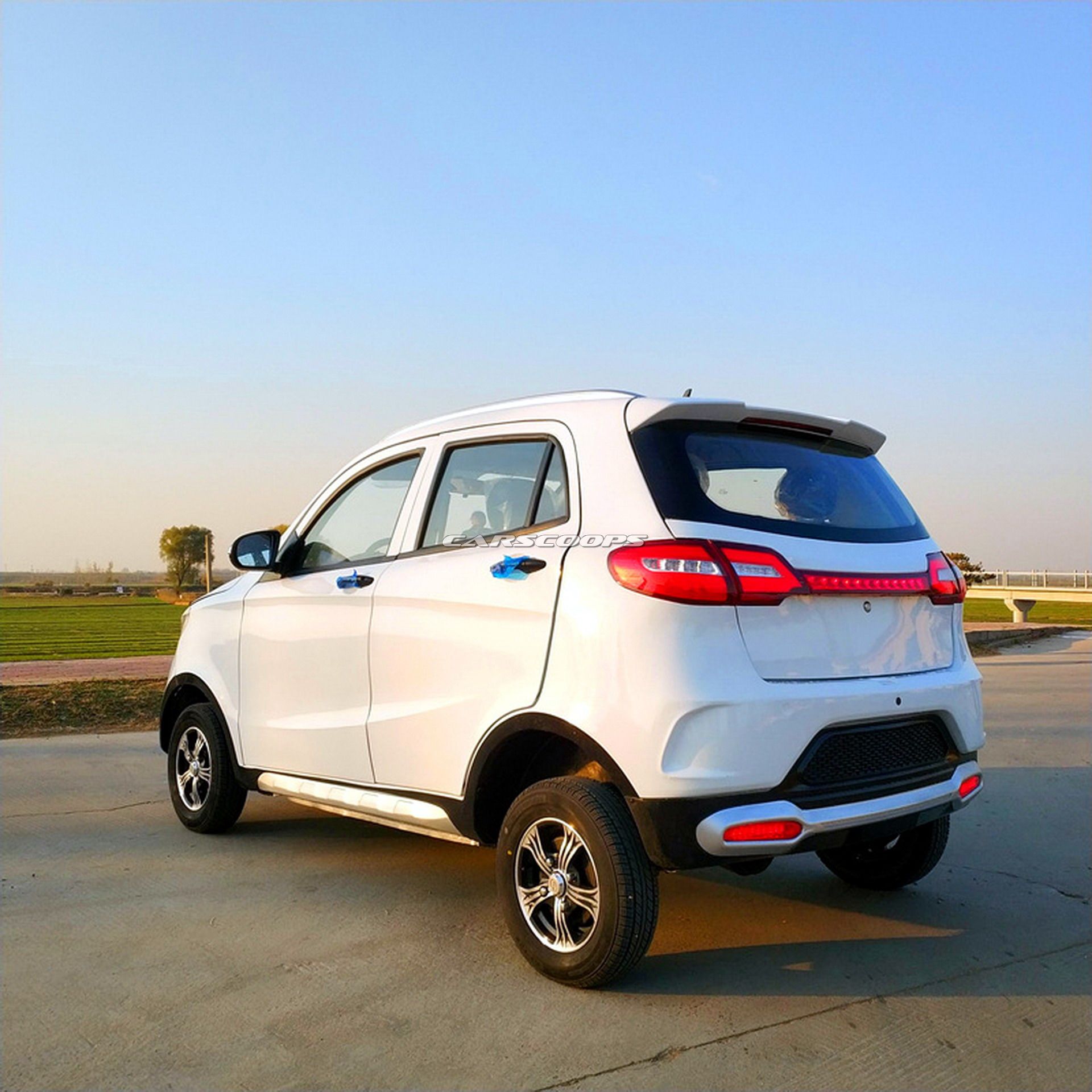 Chinese Photocopier Strikes Back: Mini Electric Mercedes GLE And Range Rover Evoque