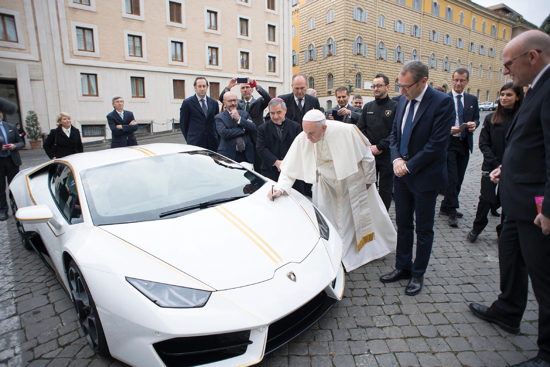 Pope-Lamborghini-Huracan-2 The Pope’s Lamborghini Huracan Smashes Estimates, Sells For $861k