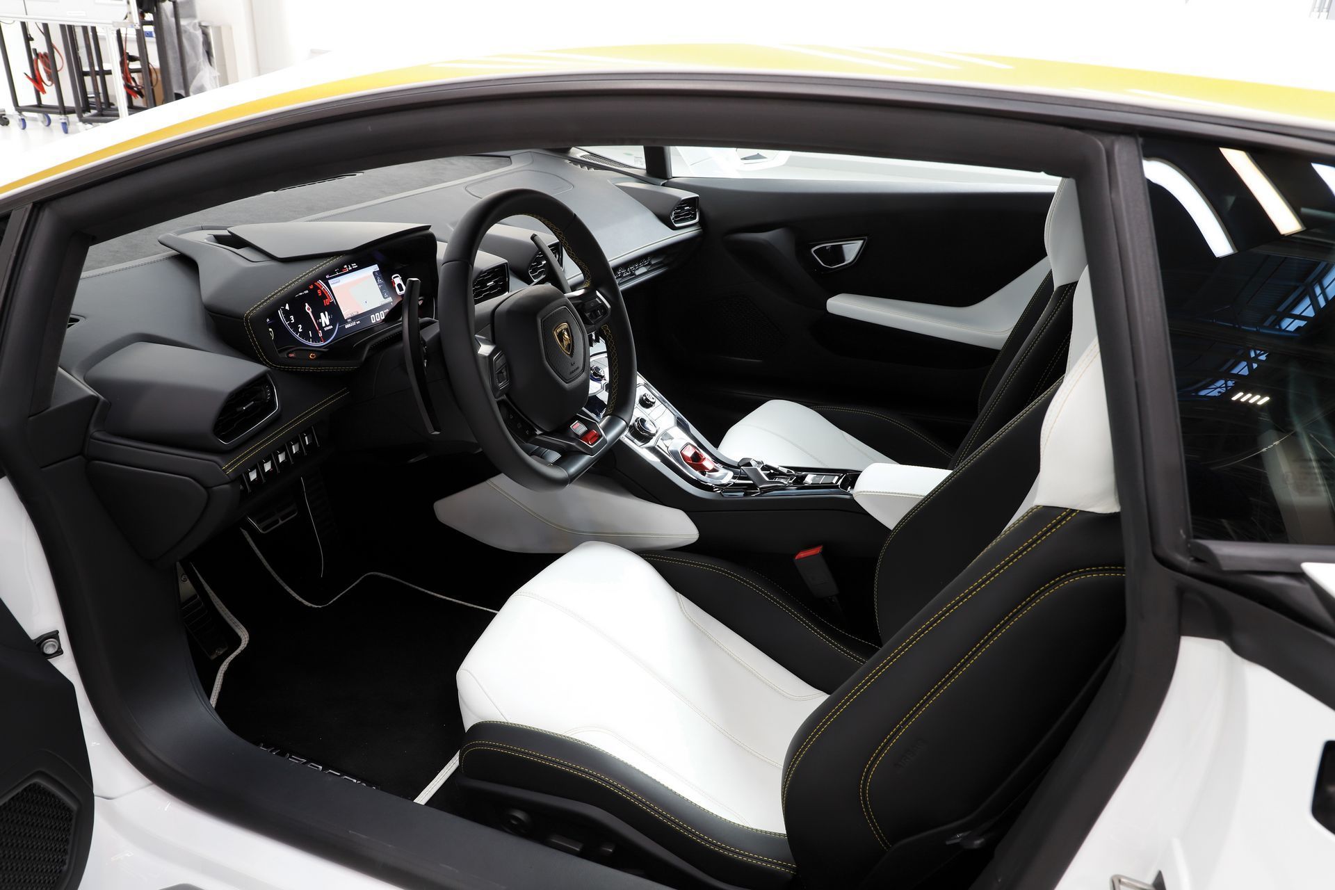 Pope-Lamborghini-Huracan-7 The Pope’s Lamborghini Huracan Smashes Estimates, Sells For $861k