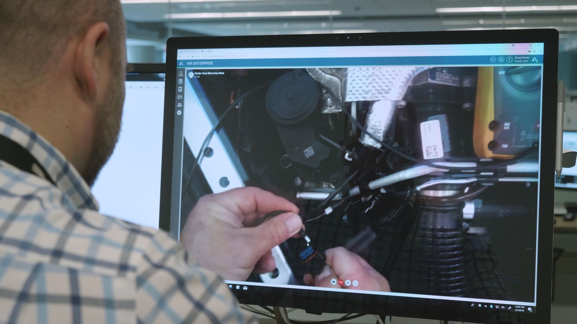 Porsche-Augmented-Reality-Repairs-3 Porsche Techs Use Augmented Reality Glasses To Repair Cars Faster