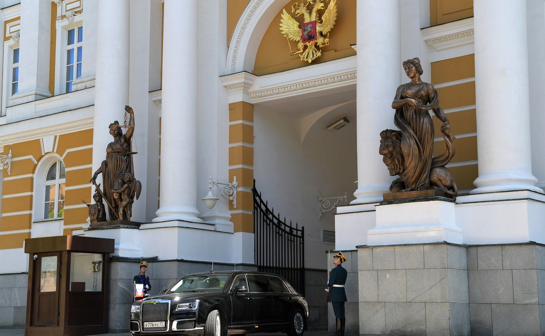Putin-inauguration-1 Putin’s New Limo Unveiled At His Inauguration Ceremony