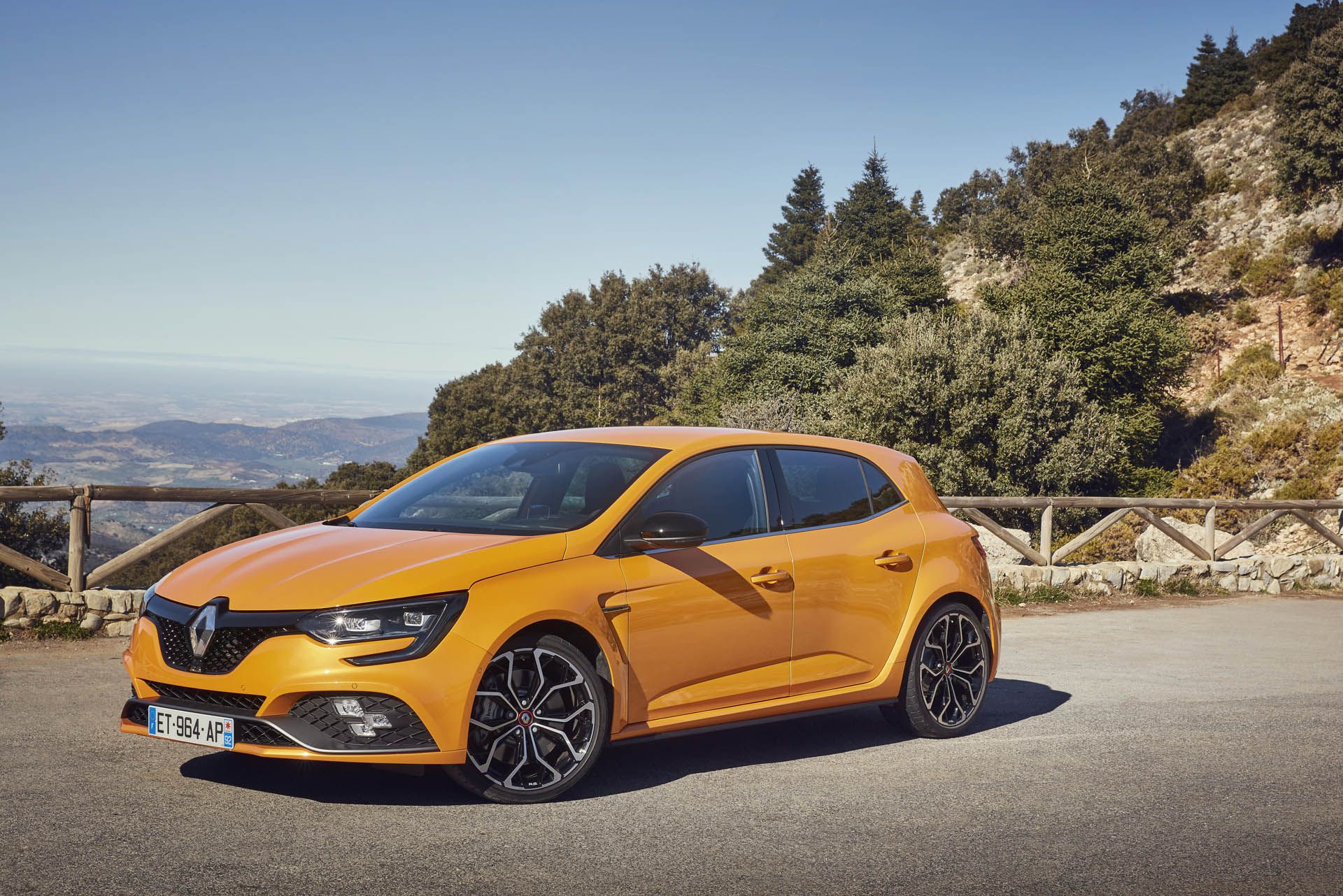 RENAULT ANNOUNCES UK PRICING AND SPECIFCIATION FOR ALL-NEW MEGANE R Renault UK Prices New Megane RS From £27,495, Clio RS 18 Is £24,295