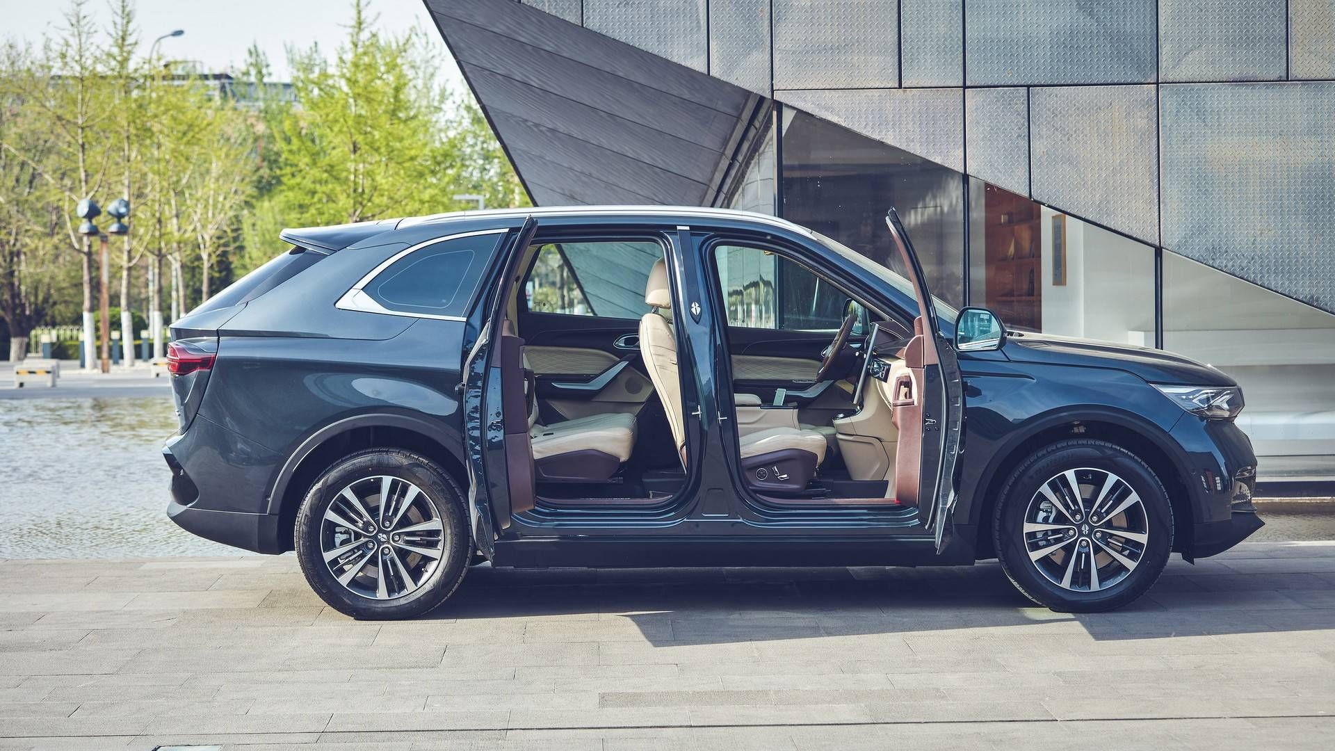 Singulato-iS6-5 Singulato iS6 Has Come From China To Talk You Into EVs