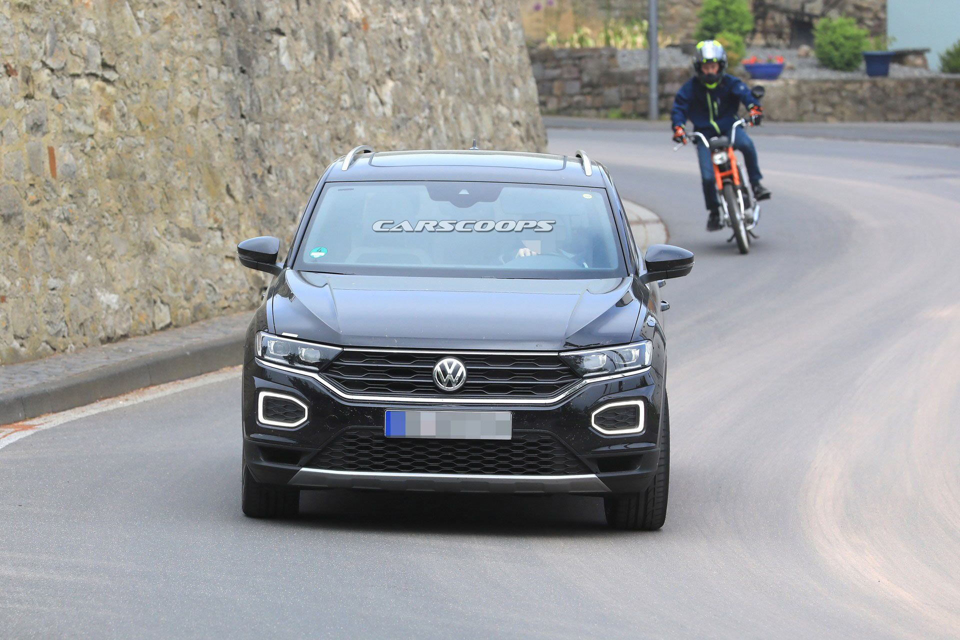 VW-T-Roc-R-33 VW T-Roc R Looks Like A 305 HP Sleeper In Latest Spy Photos