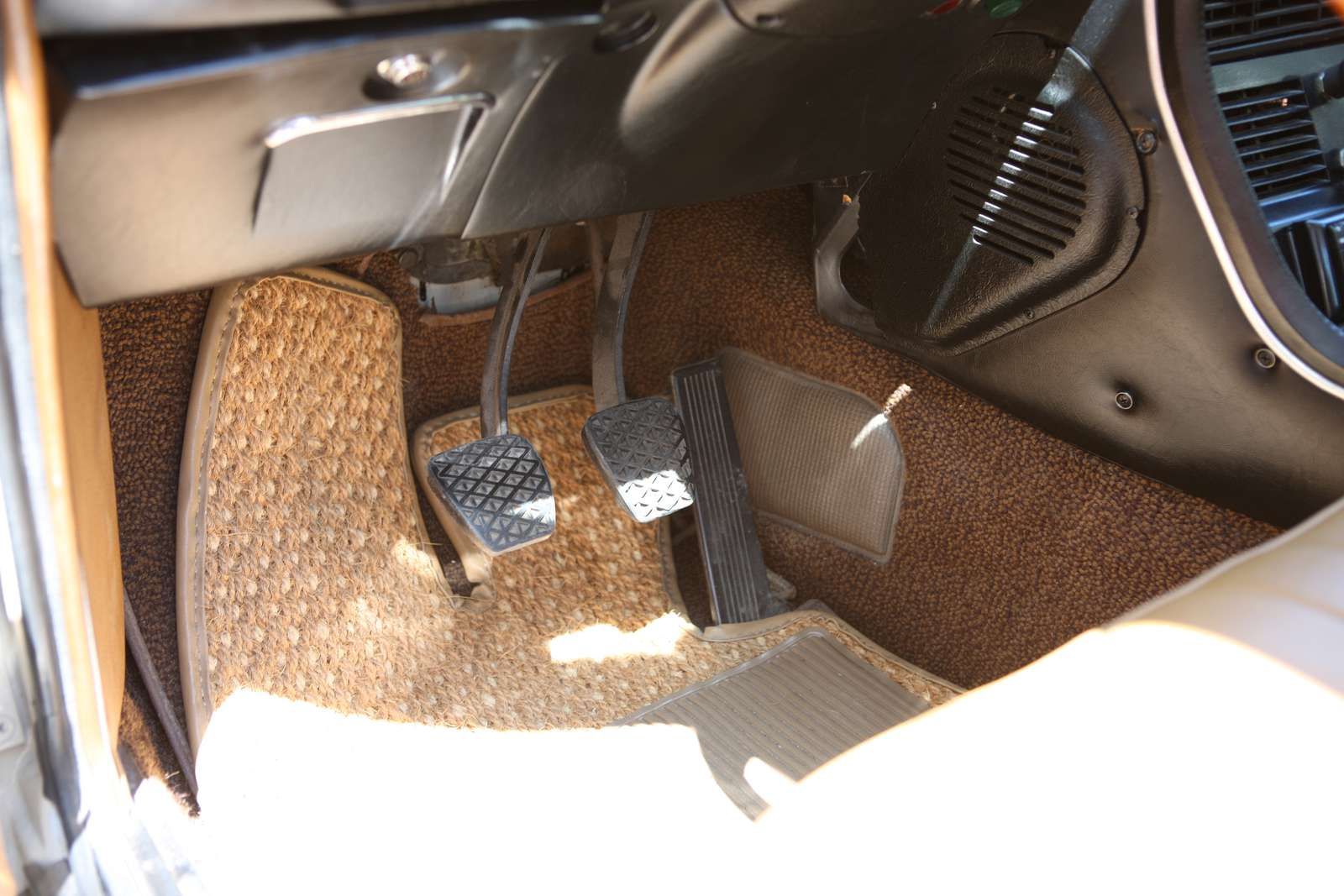 bmw-2800cs-restored-auction-bat-18 Fully-Restored 1971 BMW 2800CS Should Fetch A Pretty Penny