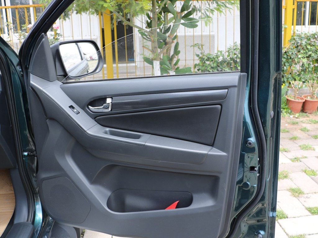 faw-hongta-t340-pickup-14 FAW Hongta T340 Pickup Has Watched Way Too Many Ford Explorer Commercials